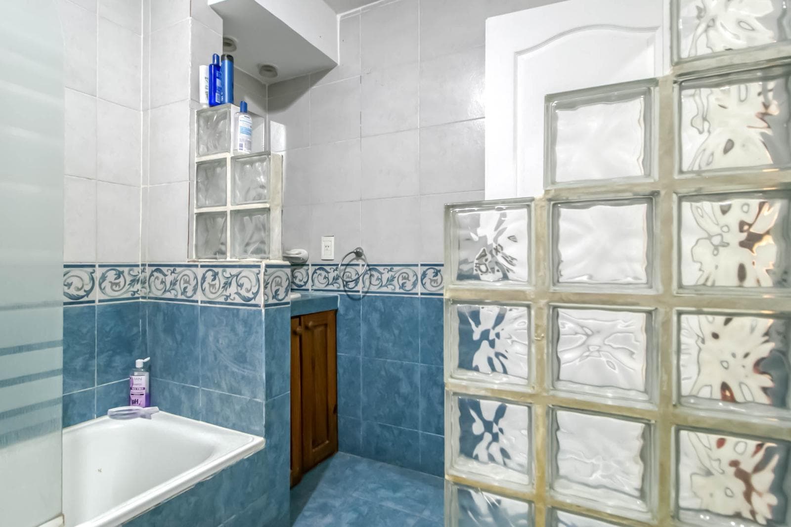 House for sale in Villa Elisa: 425 and 135. It has 3 bedrooms and a large yard.