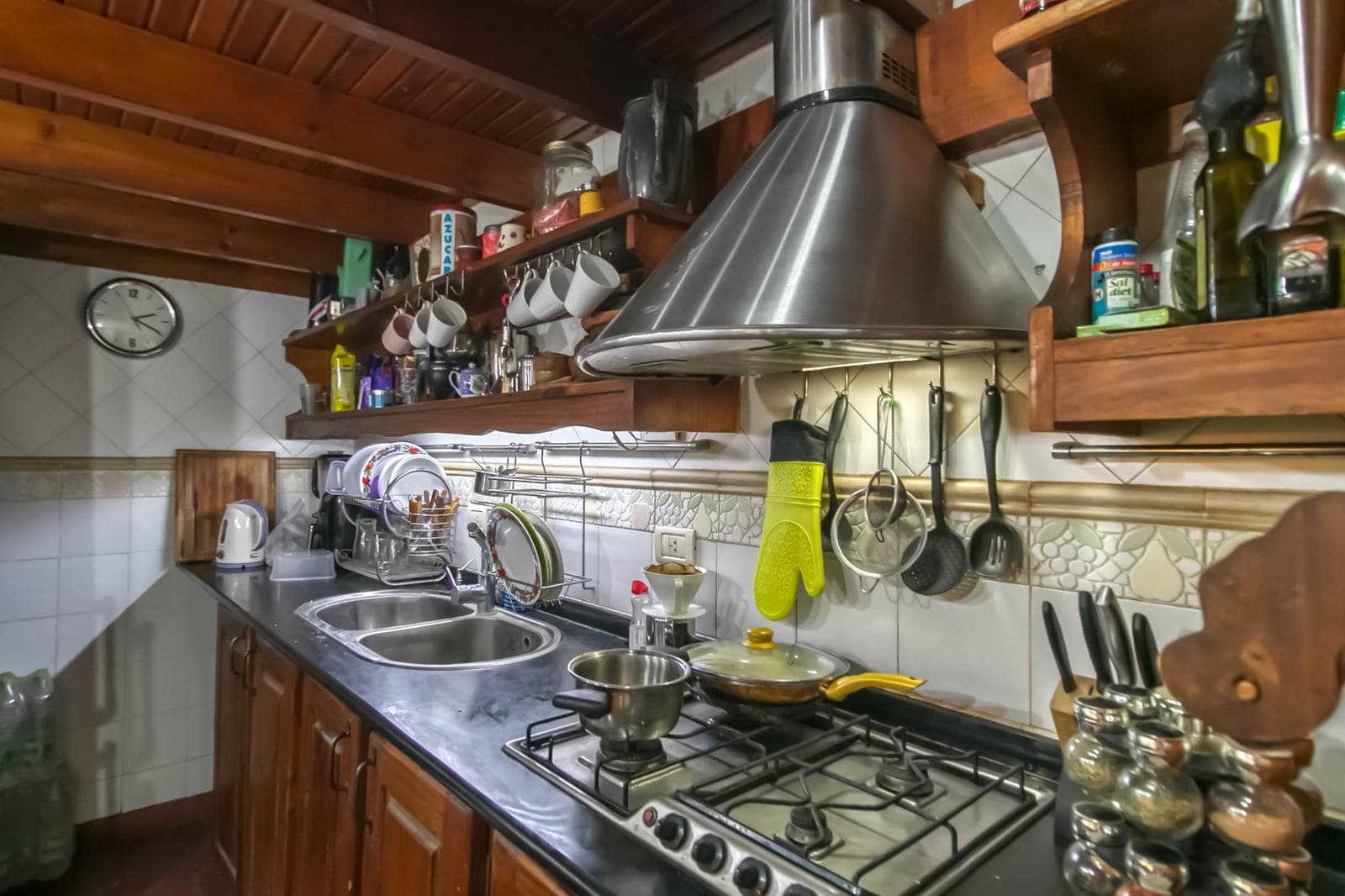 House for sale in Villa Elisa: 425 and 135. It has 3 bedrooms and a large yard.