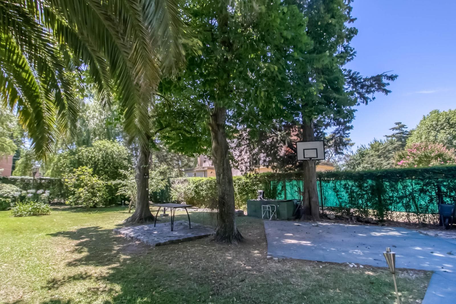 House for sale in Villa Elisa: 425 and 135. It has 3 bedrooms and a large yard.