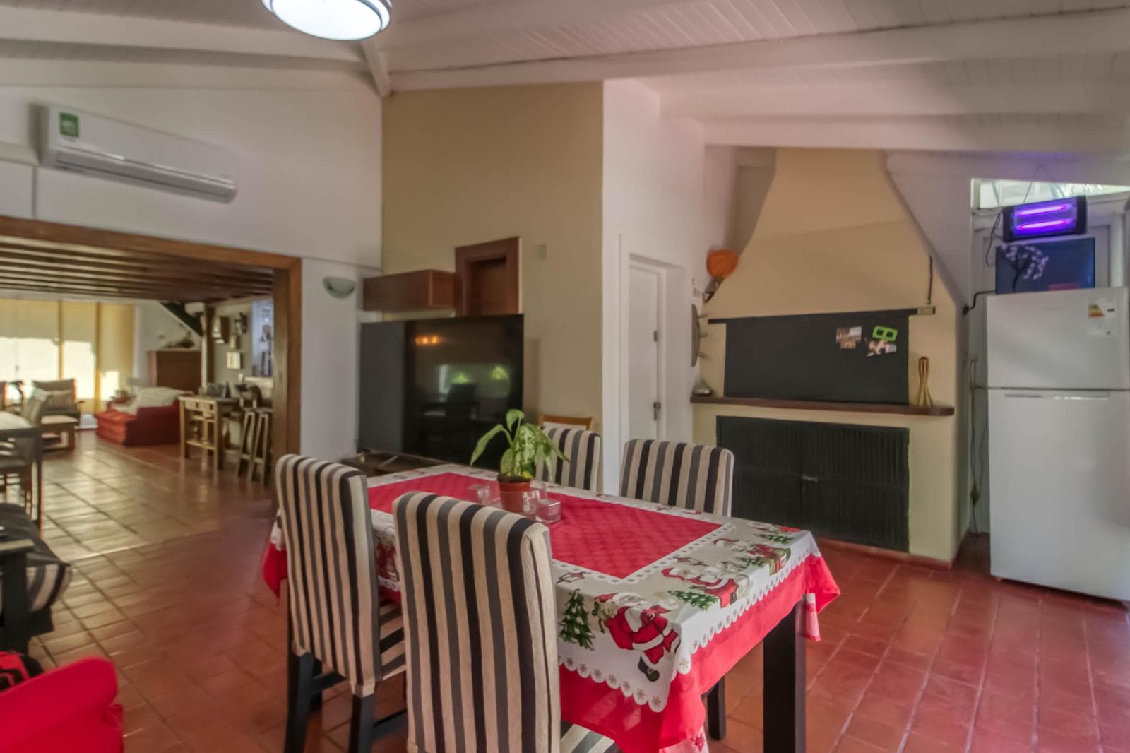 House for sale in Villa Elisa: 425 and 135. It has 3 bedrooms and a large yard.