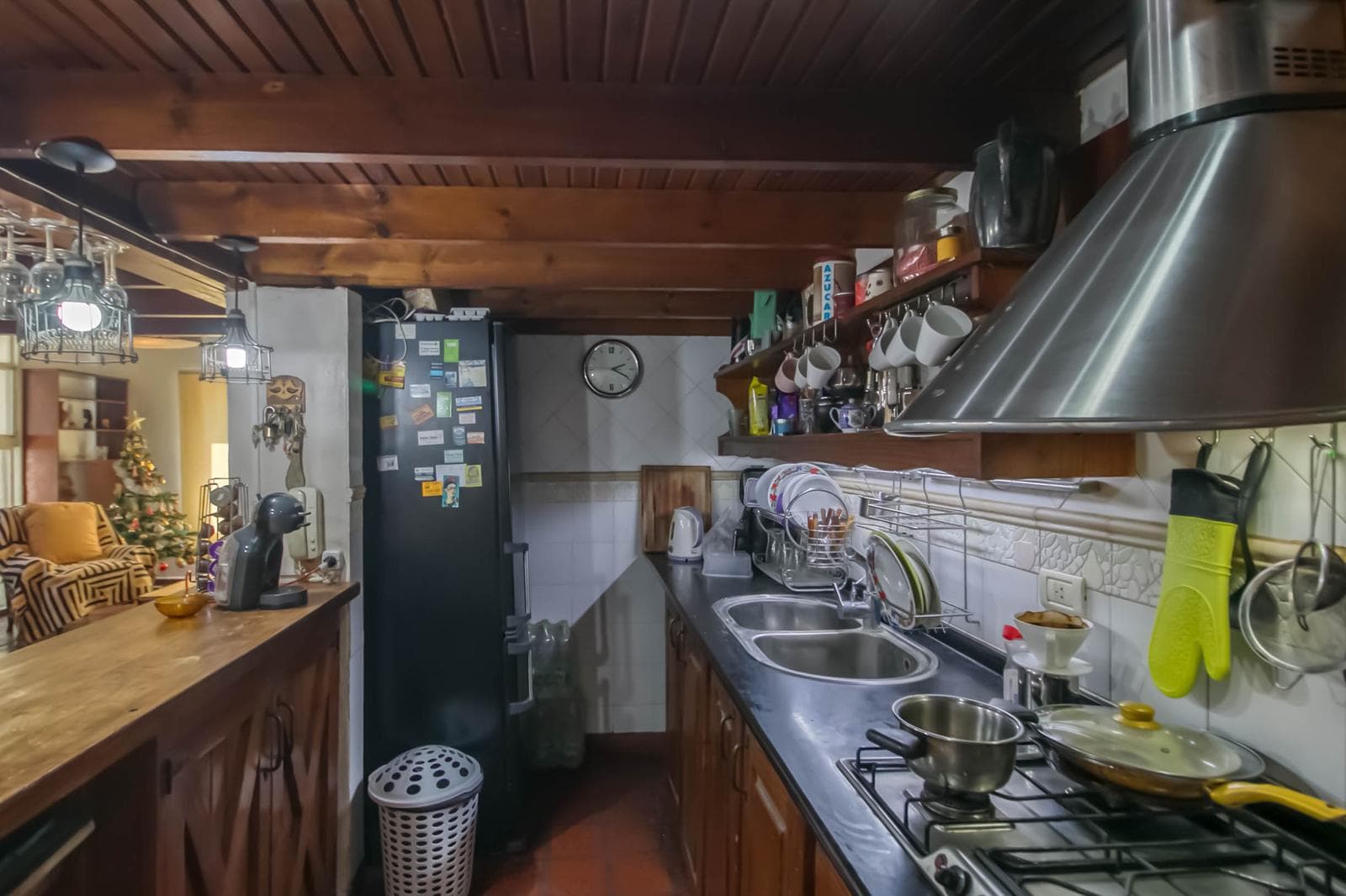 House for sale in Villa Elisa: 425 and 135. It has 3 bedrooms and a large yard.