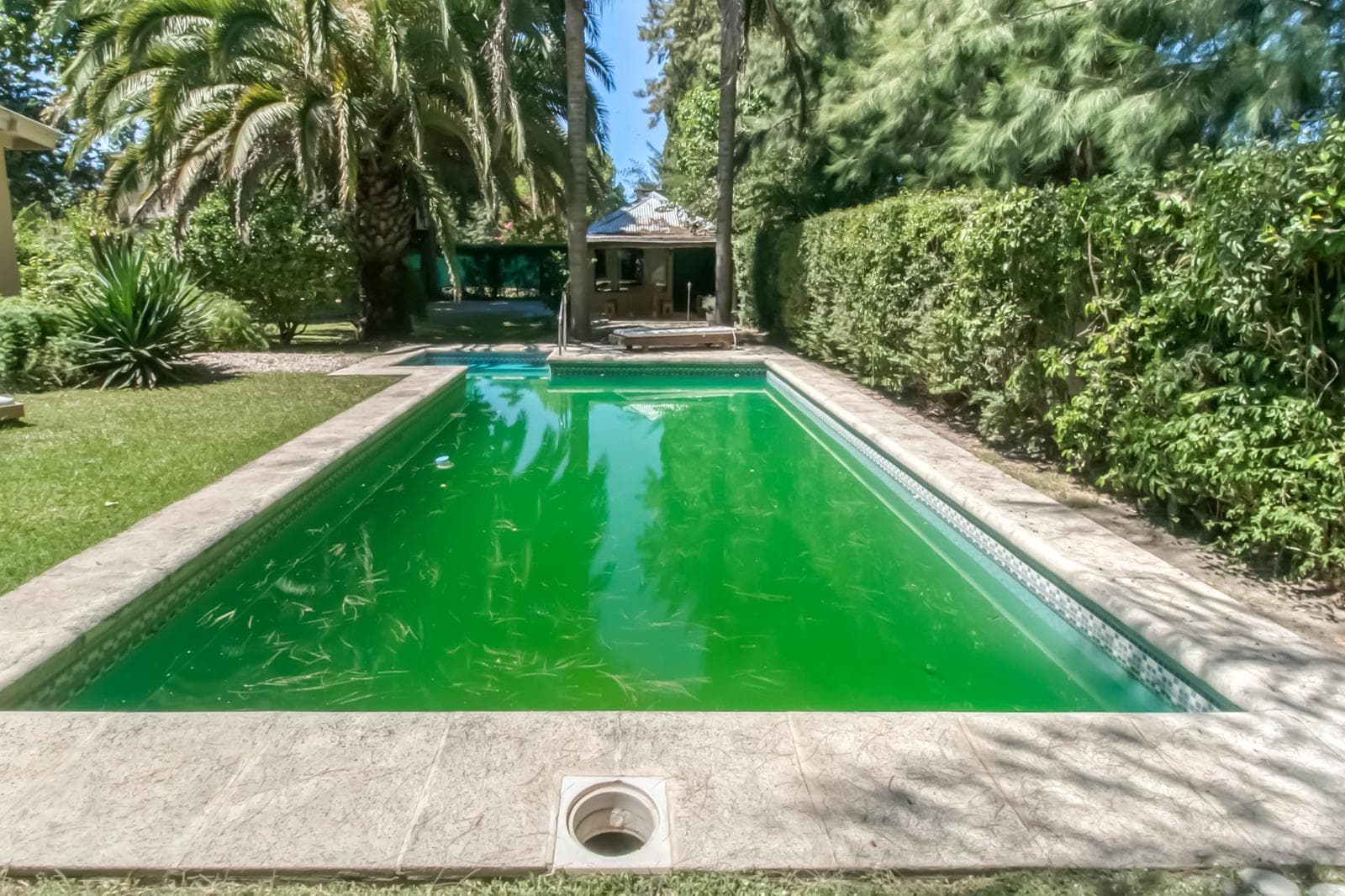 House for sale in Villa Elisa: 425 and 135. It has 3 bedrooms and a large yard.