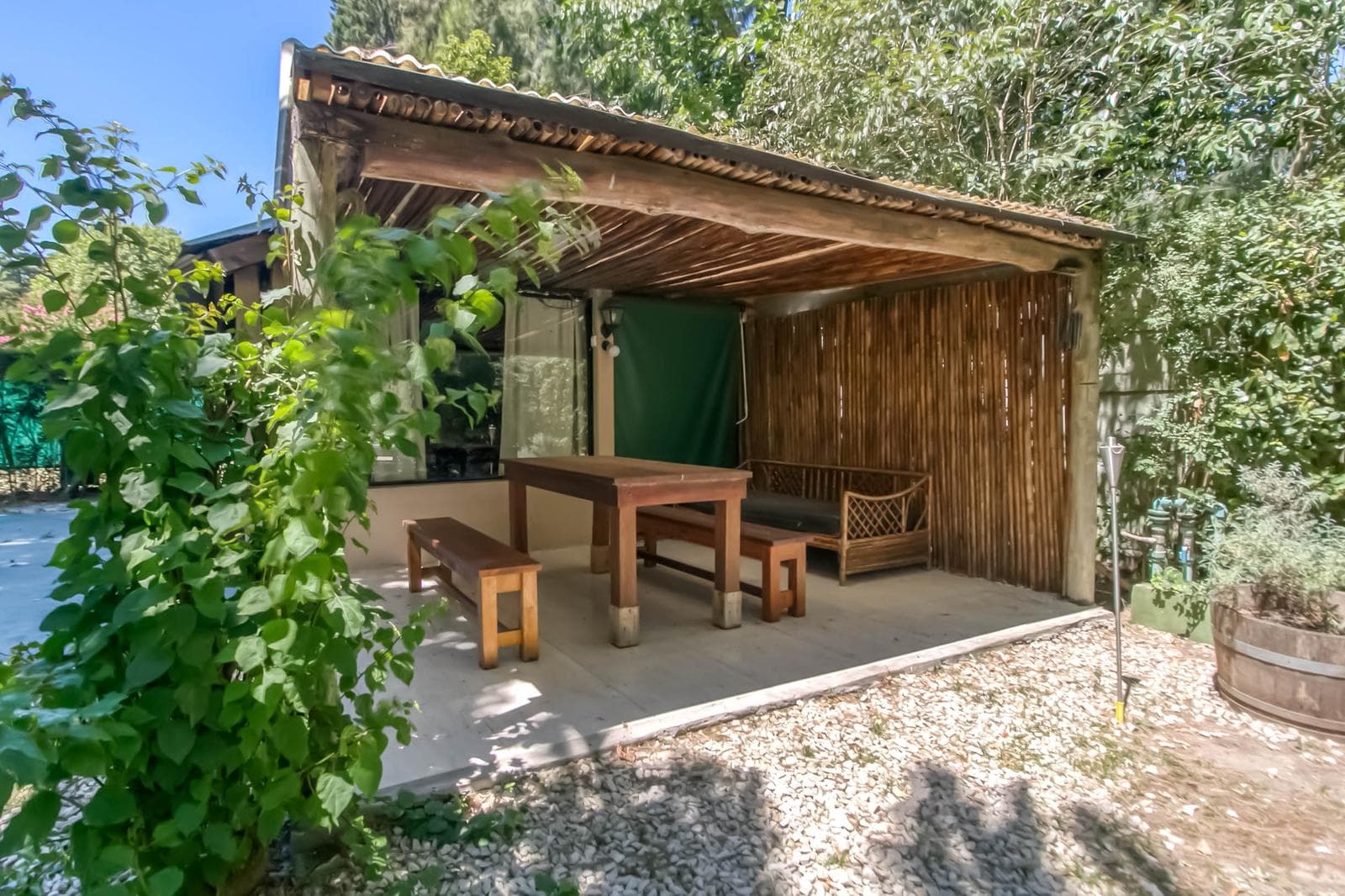 House for sale in Villa Elisa: 425 and 135. It has 3 bedrooms and a large yard.