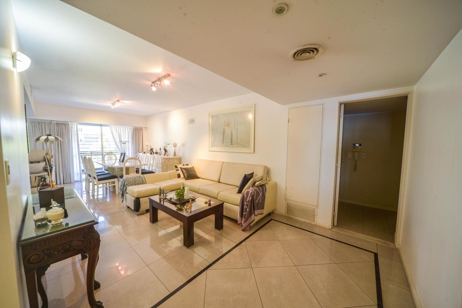 PERMUTA - Departamento de 4 Dormitorios, Gran Patio Exclusivo y 2 Cocheras - Centro, Rosario