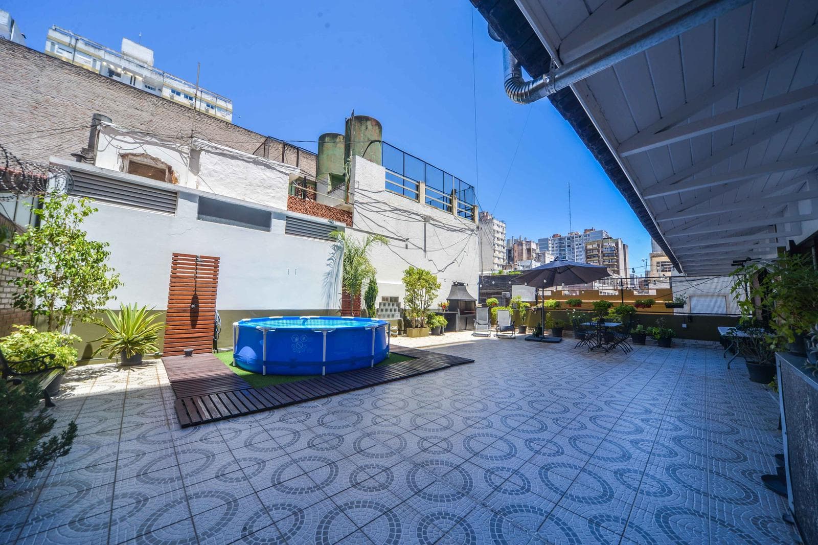 PERMUTA - Departamento de 4 Dormitorios, Gran Patio Exclusivo y 2 Cocheras - Centro, Rosario