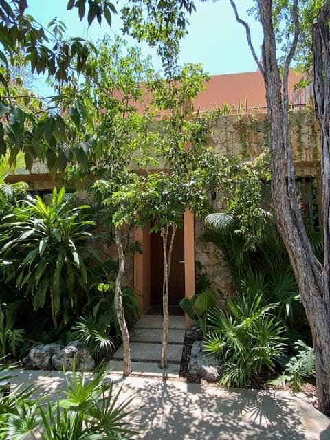 FURNISHED HOUSE FOR SALE IN TULUM WITH AMENITIES AND SECURITY