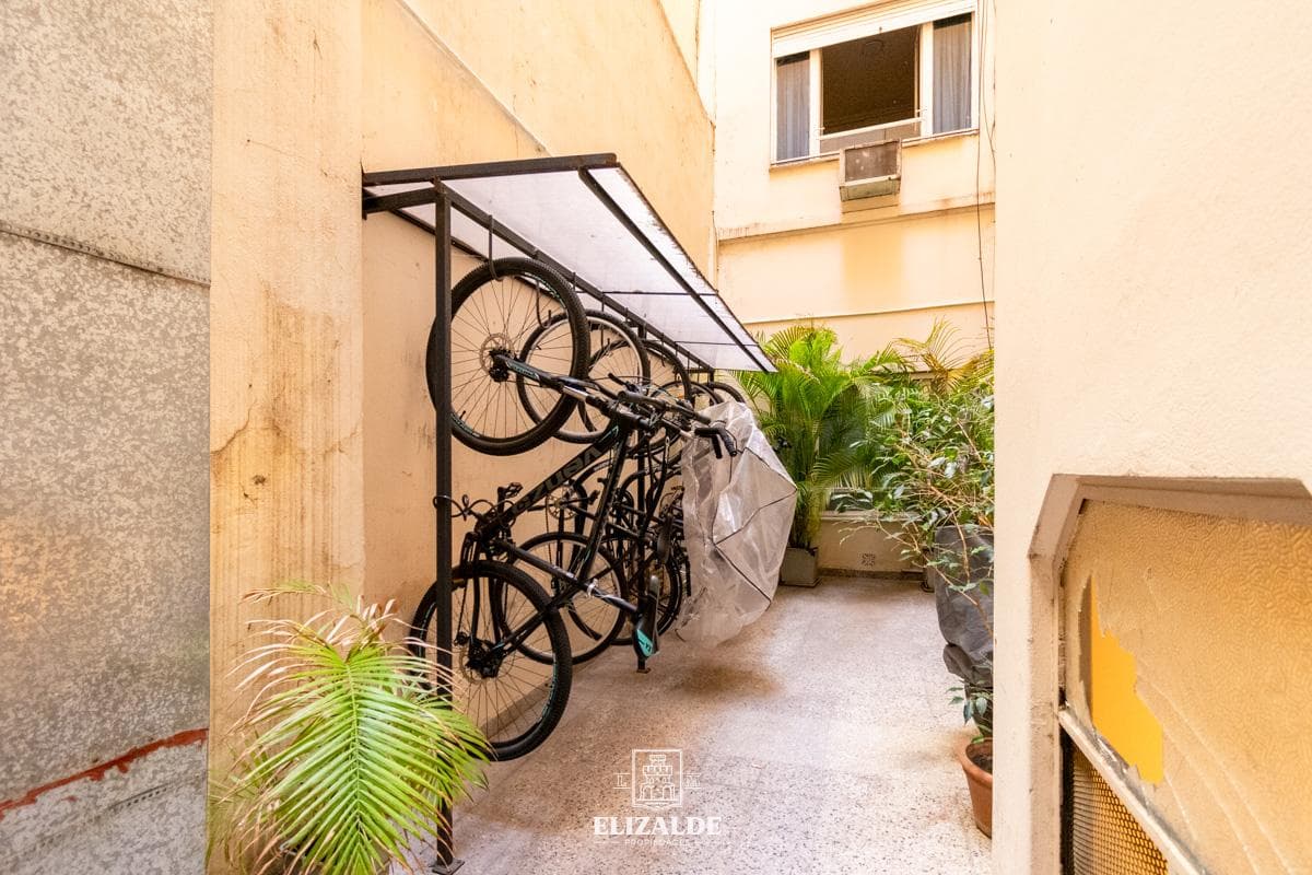 ARENALES AND ESMERALDA - FOR RENOVATION - INVESTMENT OPPORTUNITY - LOW MAINTENANCE FEES - YARD