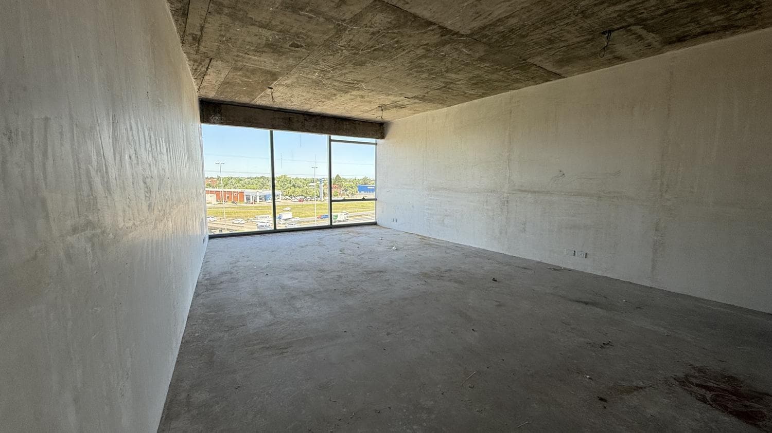 Office in a prestigious, high-end building in the best location in Pilar