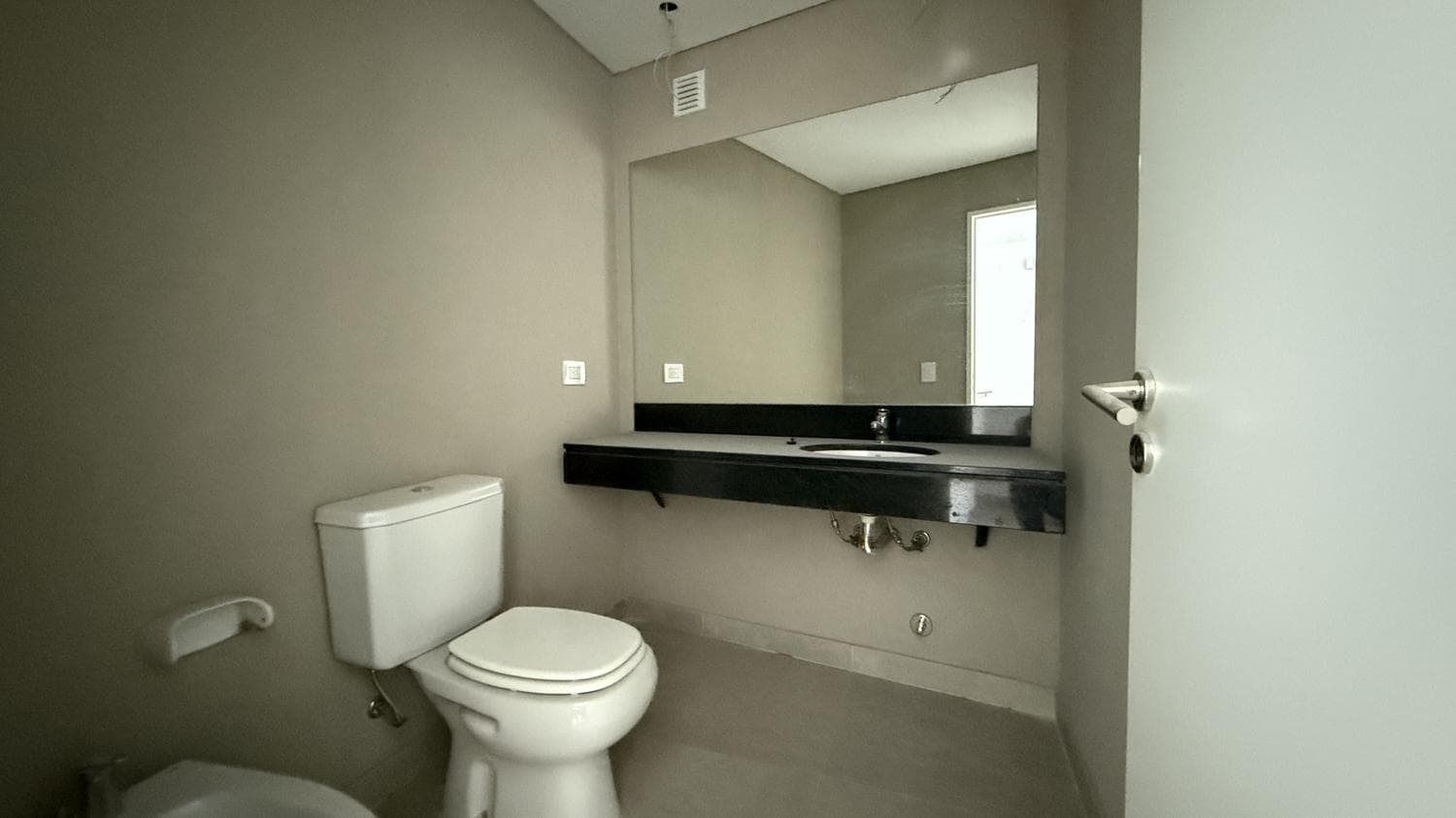 Office in a prestigious, high-end building in the best location in Pilar