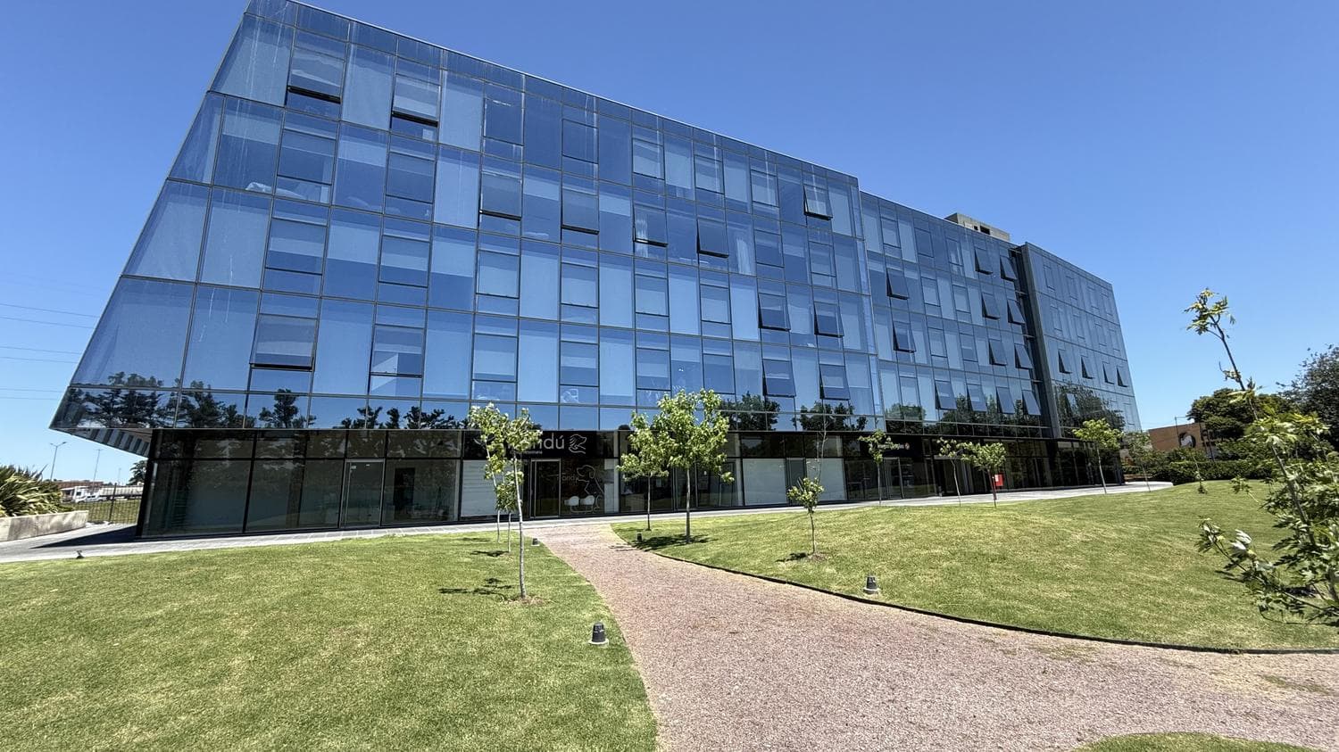 Office in a prestigious, high-end building in the best location in Pilar