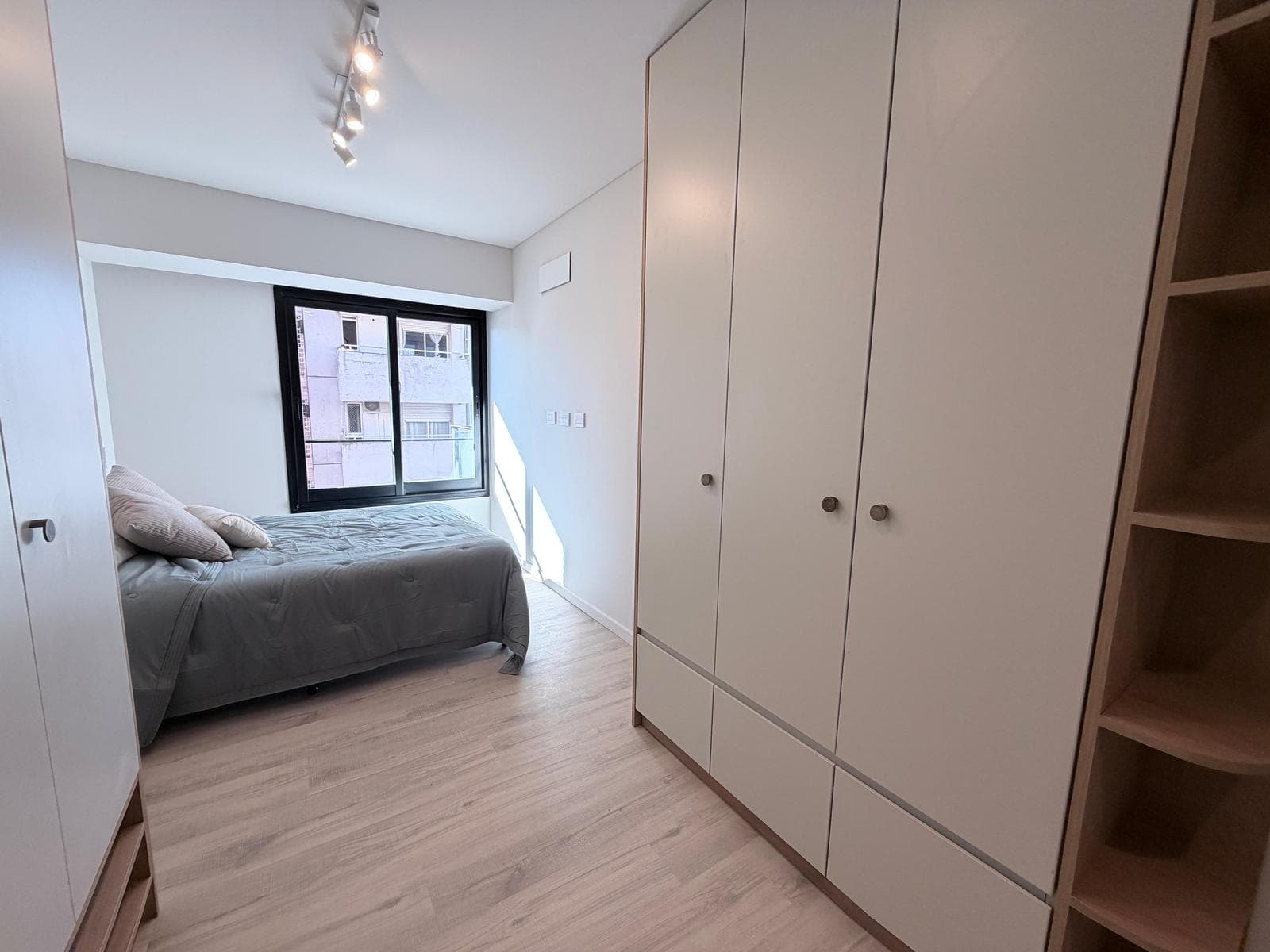 FOR SALE - 3-Bedroom Apartment with Amenities and a Front-Facing Balcony - Downtown, Rosario