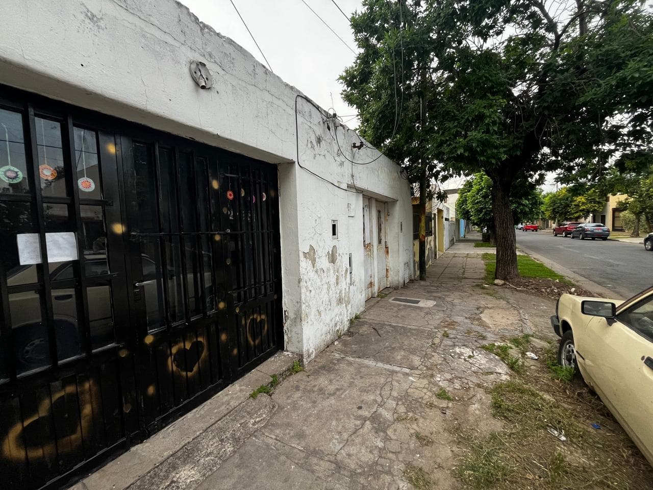 FOR SALE - 4-bedroom house in need of renovation, with a covered patio, yard, and commercial space. Belgrano, Rosario.