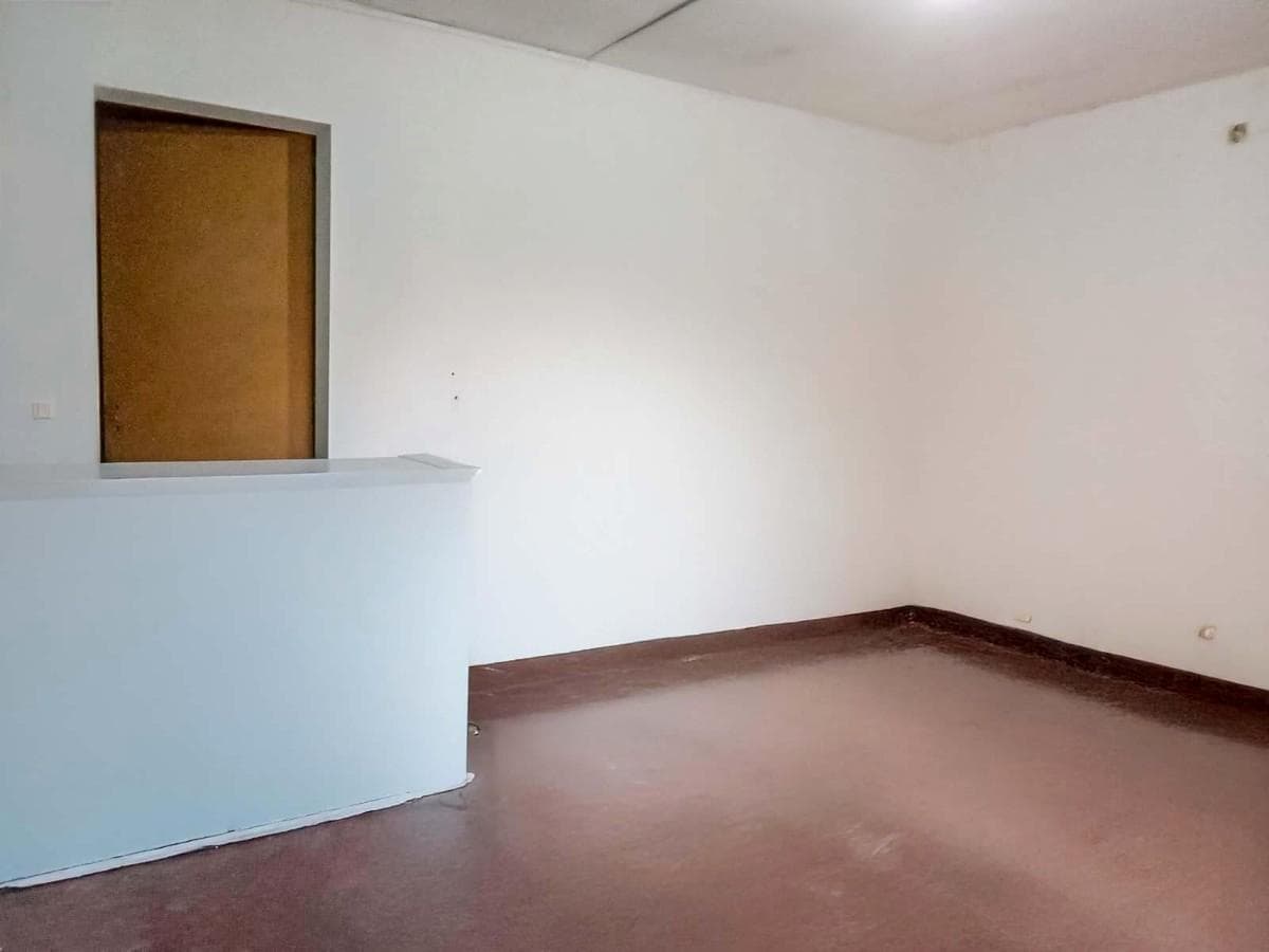 FOR SALE - 4-bedroom house in need of renovation, with a covered patio, yard, and commercial space. Belgrano, Rosario.