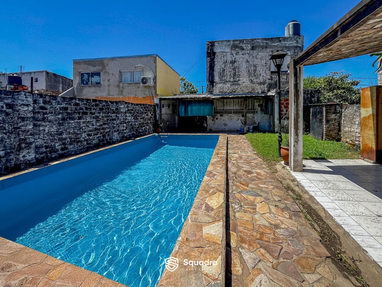 FOR SALE | TRADE - Two-story house with 3 bedrooms, a yard, and a pool. Belgrano, Rosario.