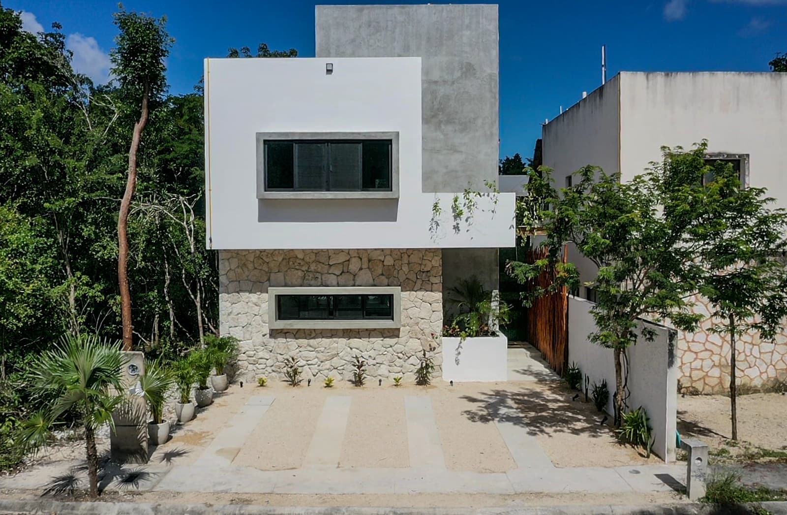 HOUSE FOR SALE in the Riviera Tulum Subdivision