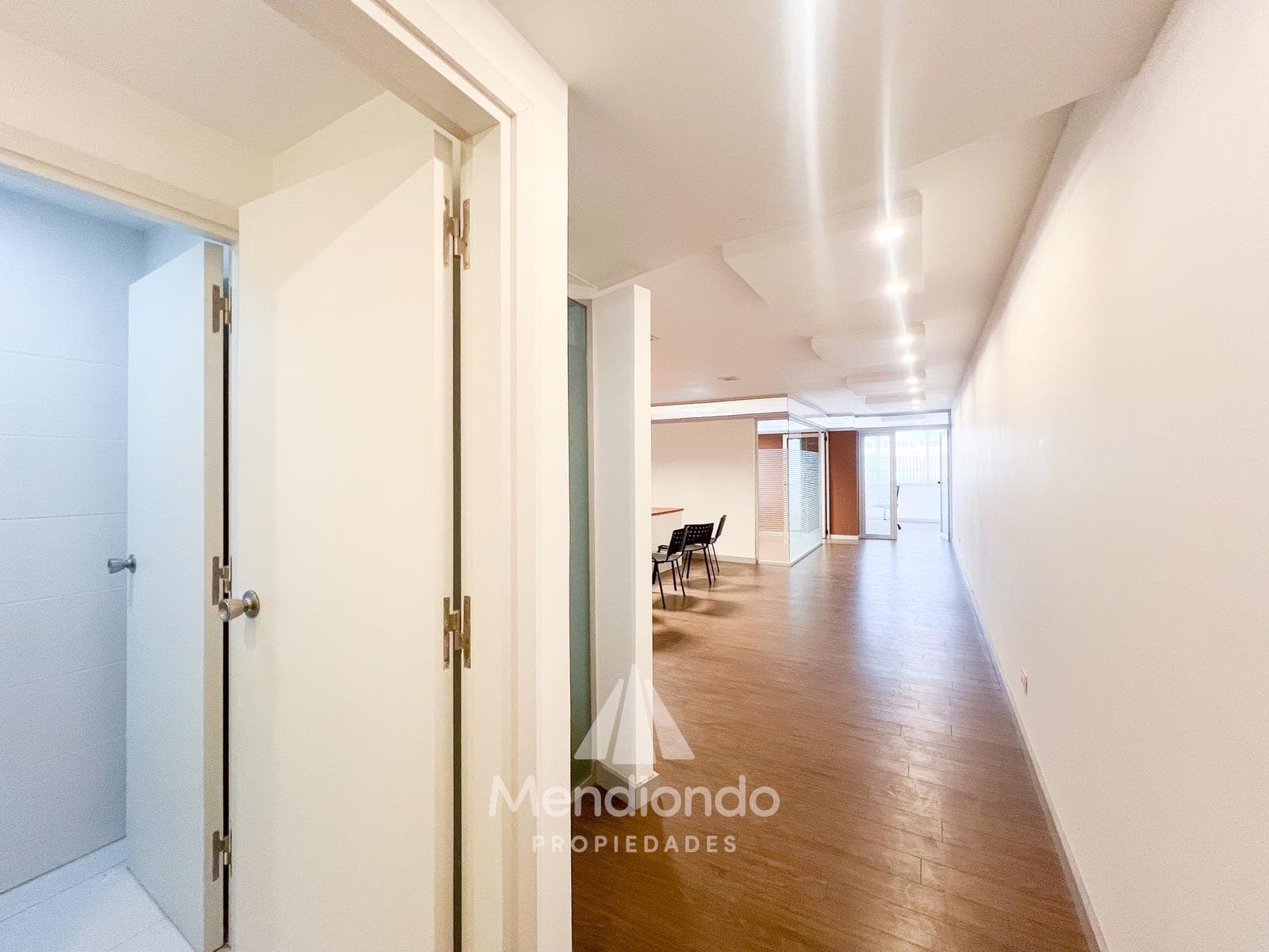 100 m² Furnished Office for Rent with Parking Space - San Luis and Juan B. Justo (Panorama Bay)