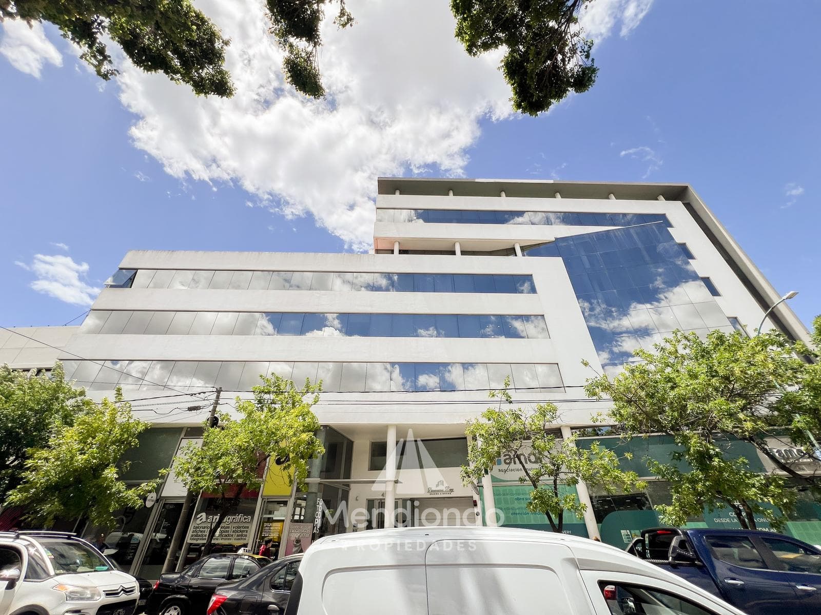 100 m² Furnished Office for Rent with Parking Space - San Luis and Juan B. Justo (Panorama Bay)
