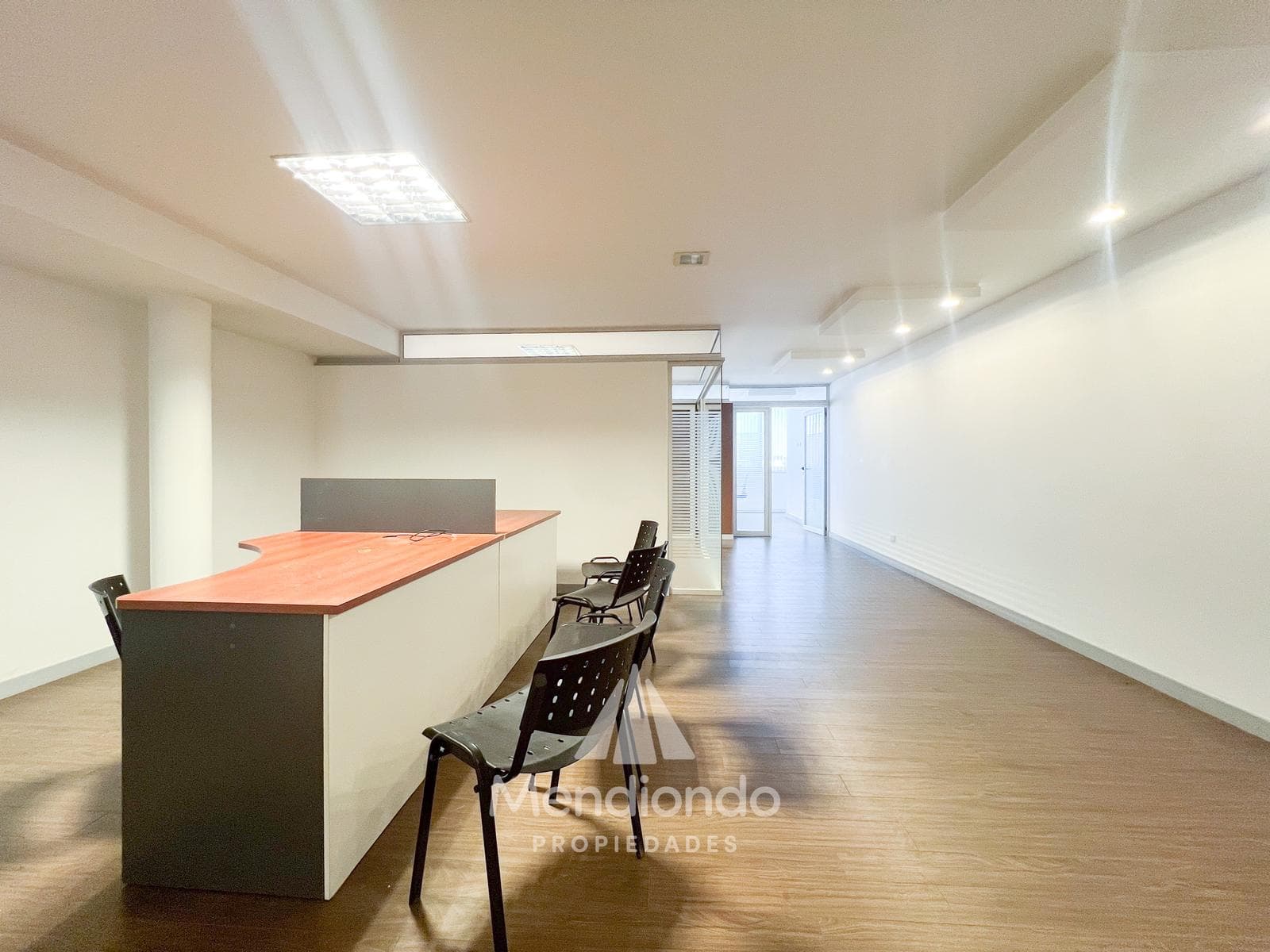 100 m² Furnished Office for Rent with Parking Space - San Luis and Juan B. Justo (Panorama Bay)
