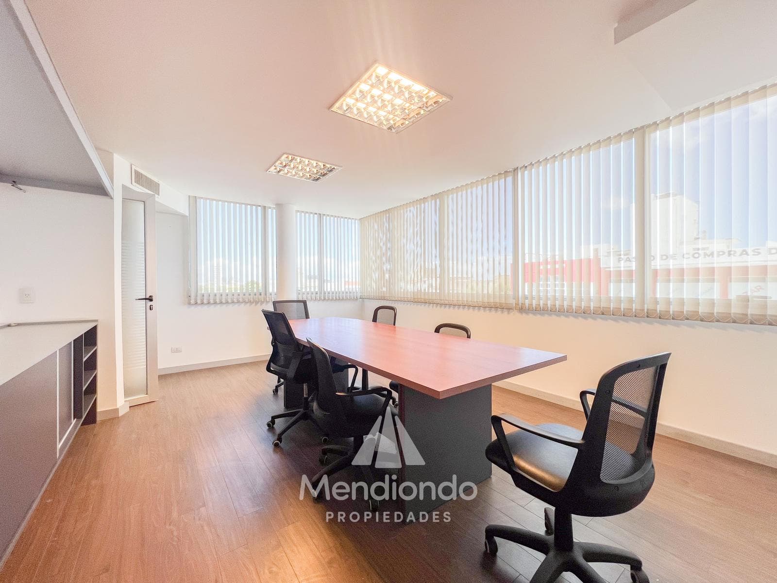 100 m² Furnished Office for Rent with Parking Space - San Luis and Juan B. Justo (Panorama Bay)
