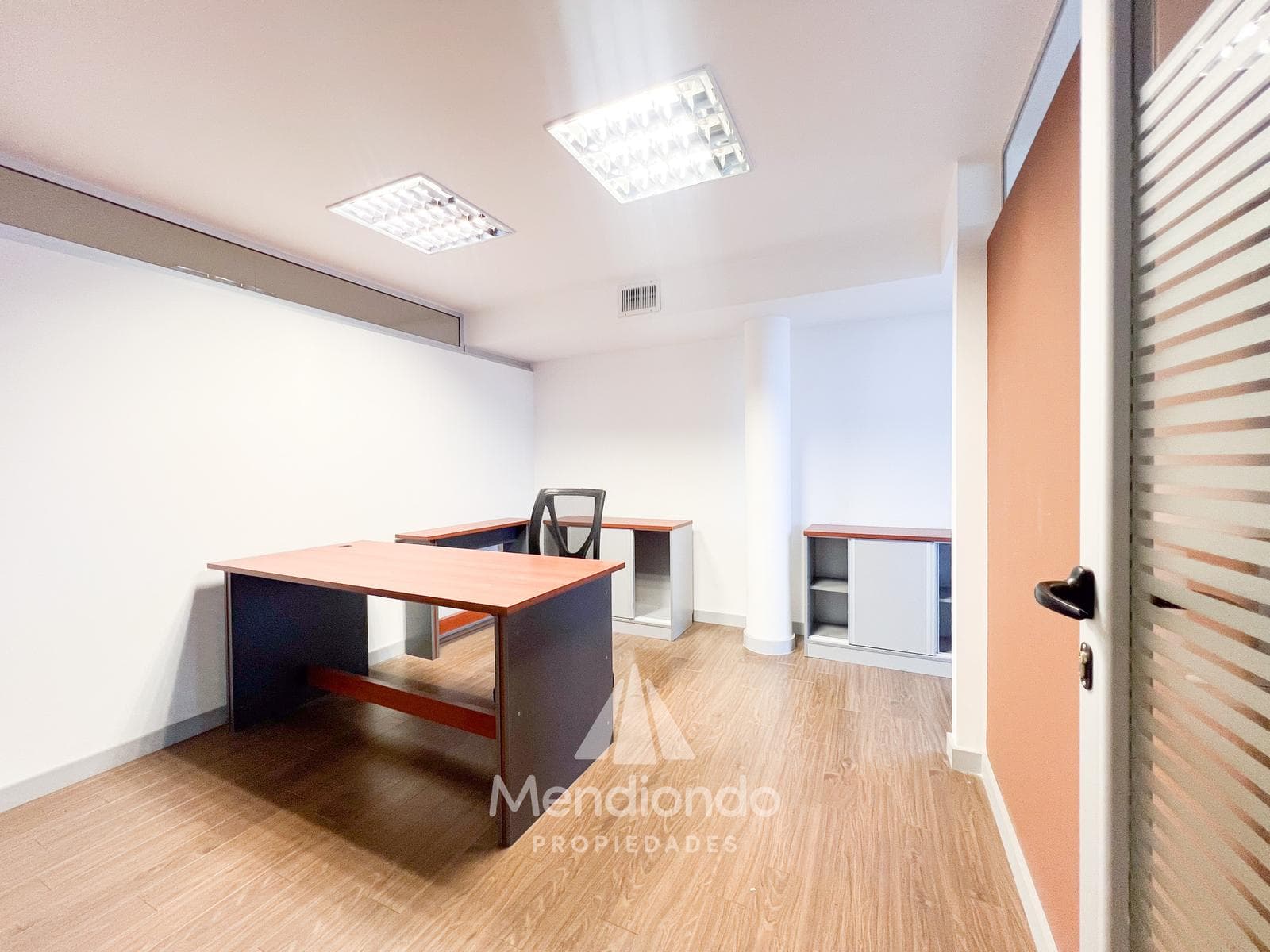100 m² Furnished Office for Rent with Parking Space - San Luis and Juan B. Justo (Panorama Bay)