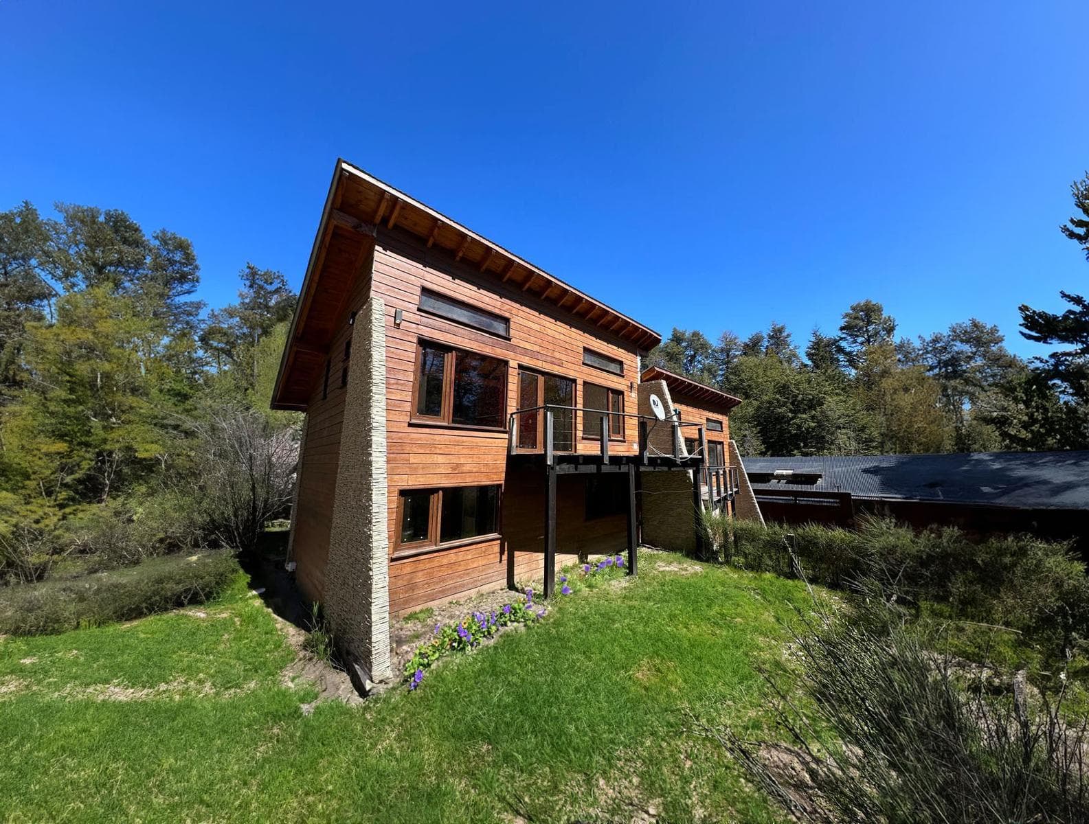 FOR SALE - 100-square-meter house with access to a stream in the woods - Epulafquen neighborhood.