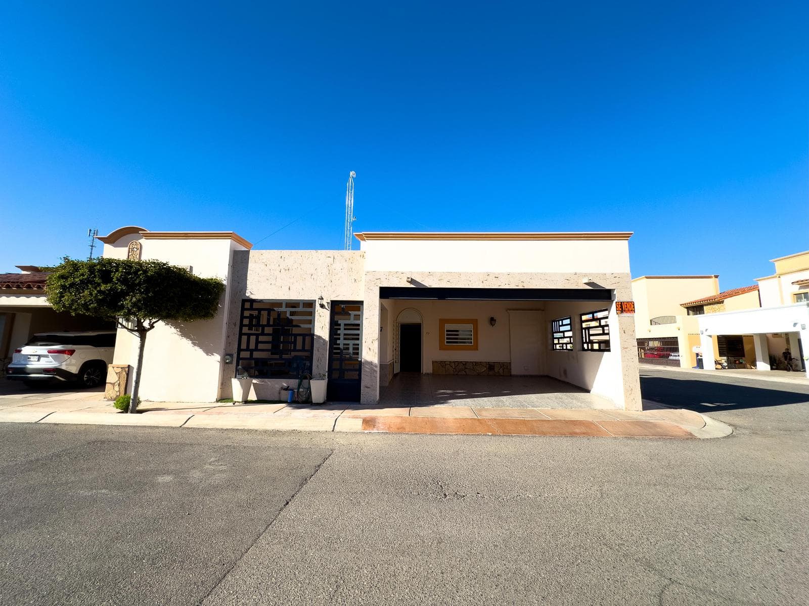 Single-story corner house for sale in El Conquistador
