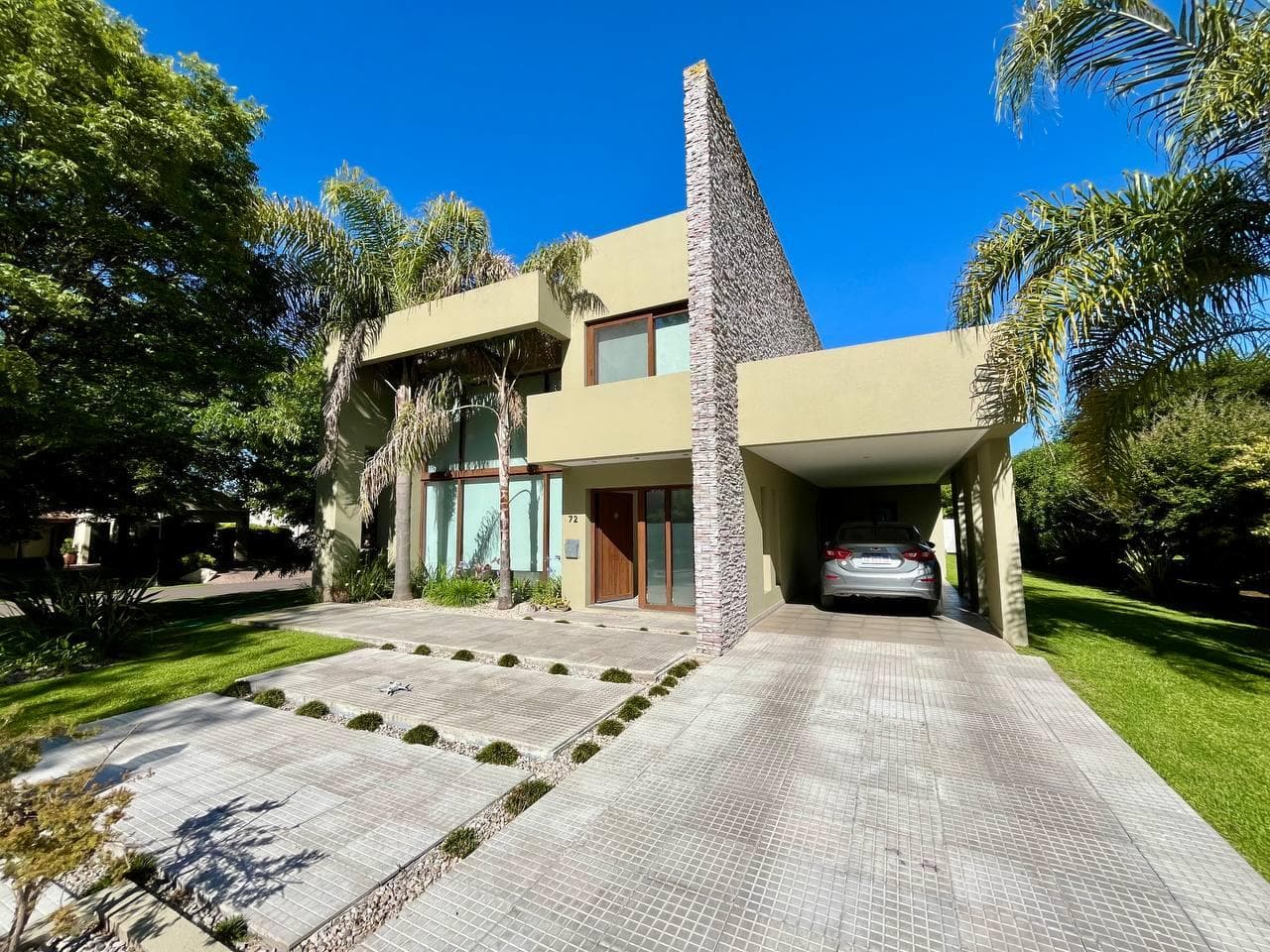 VENTA CASA 4 AMB. DE CATEGORÍA EN CLUB DE CAMPO ABRIL HUDSON