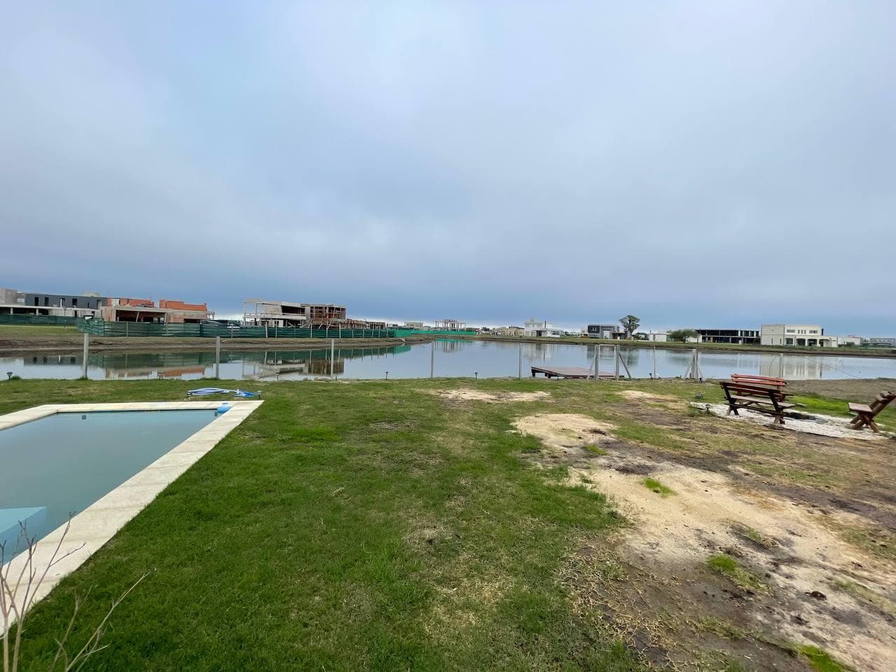 VENTA CASA DE CATEGORÍA CON PILETA MUELLE Y FONDO A LA LAGUNA SEBASTIAN GABOTO