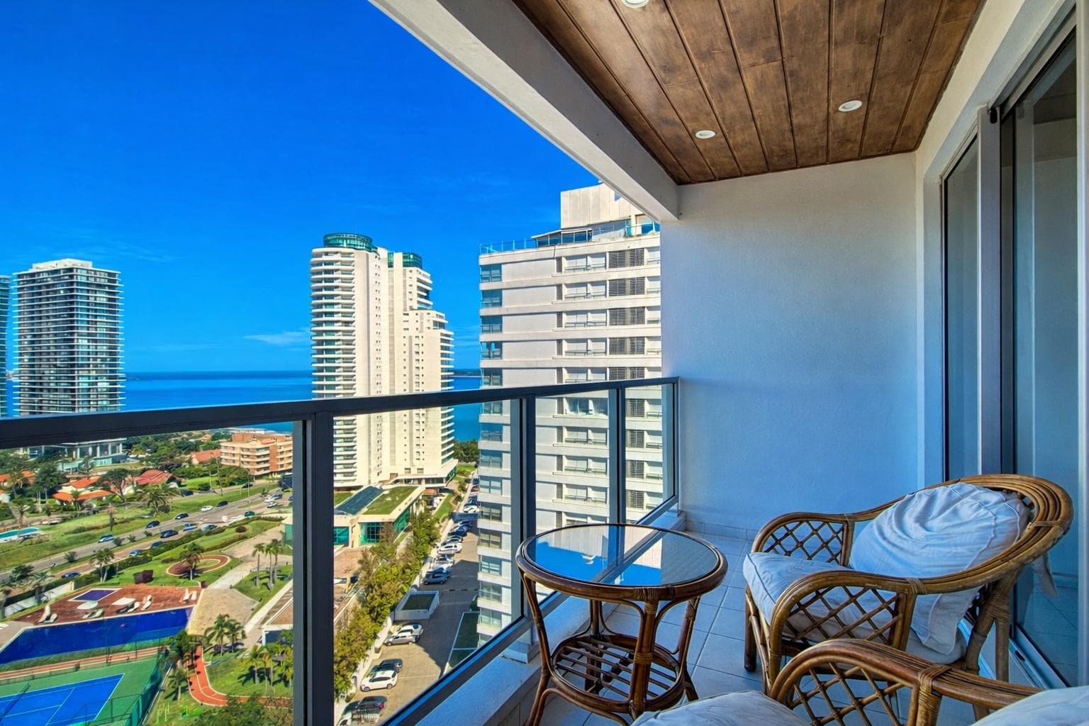 Great Opportunity: 4-Bedroom Upper-Floor Apartment for Sale, Playa Mansa, Punta del Este