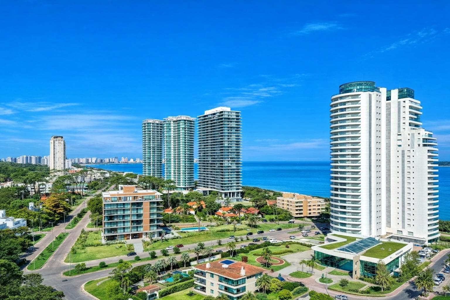Great Opportunity: 4-Bedroom Upper-Floor Apartment for Sale, Playa Mansa, Punta del Este