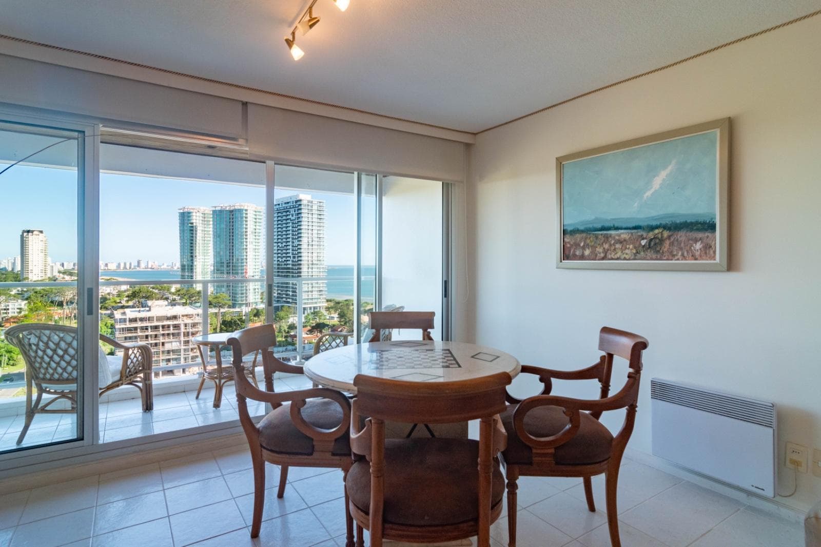Great Opportunity: 4-Bedroom Upper-Floor Apartment for Sale, Playa Mansa, Punta del Este