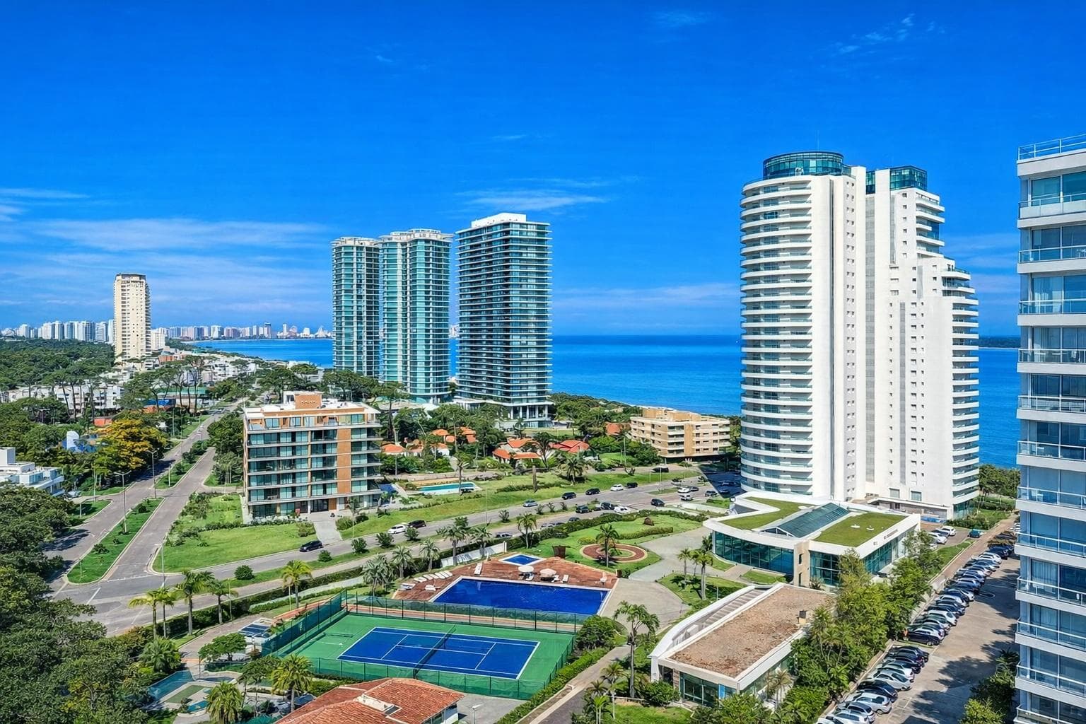 Great Opportunity: 4-Bedroom Upper-Floor Apartment for Sale, Playa Mansa, Punta del Este