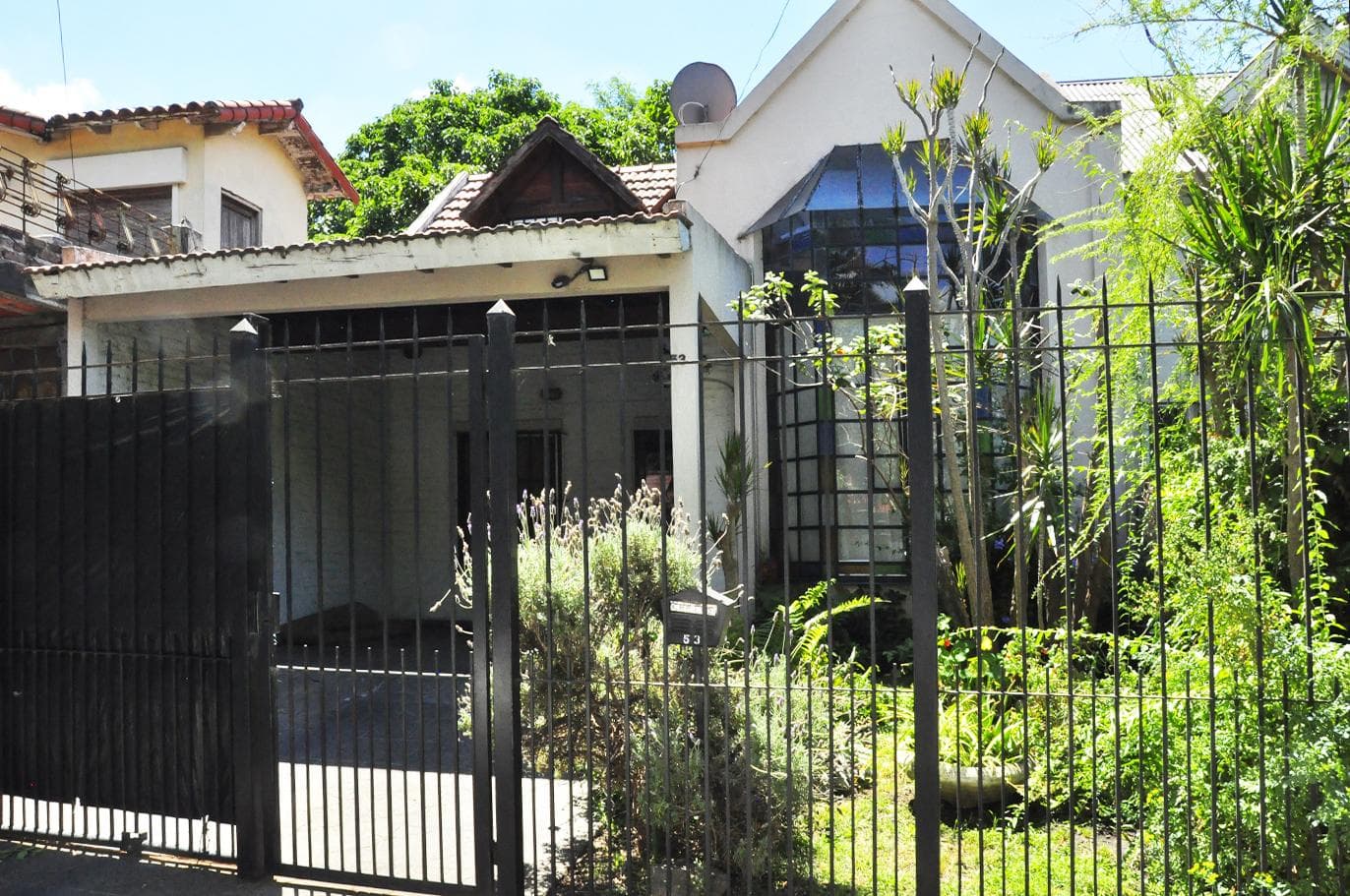 5-room house for sale in Burzaco with a garden and garage