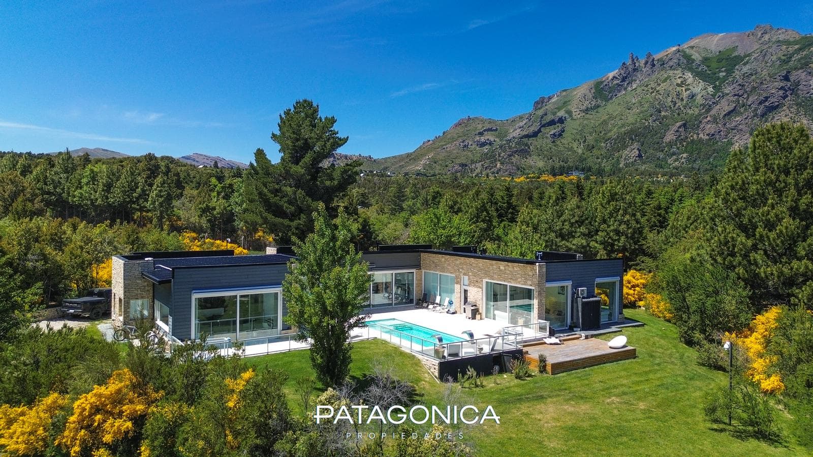 FOR SALE: Modern house, 372 m² on a 2,500 m² lot in Arelauquen, Bariloche