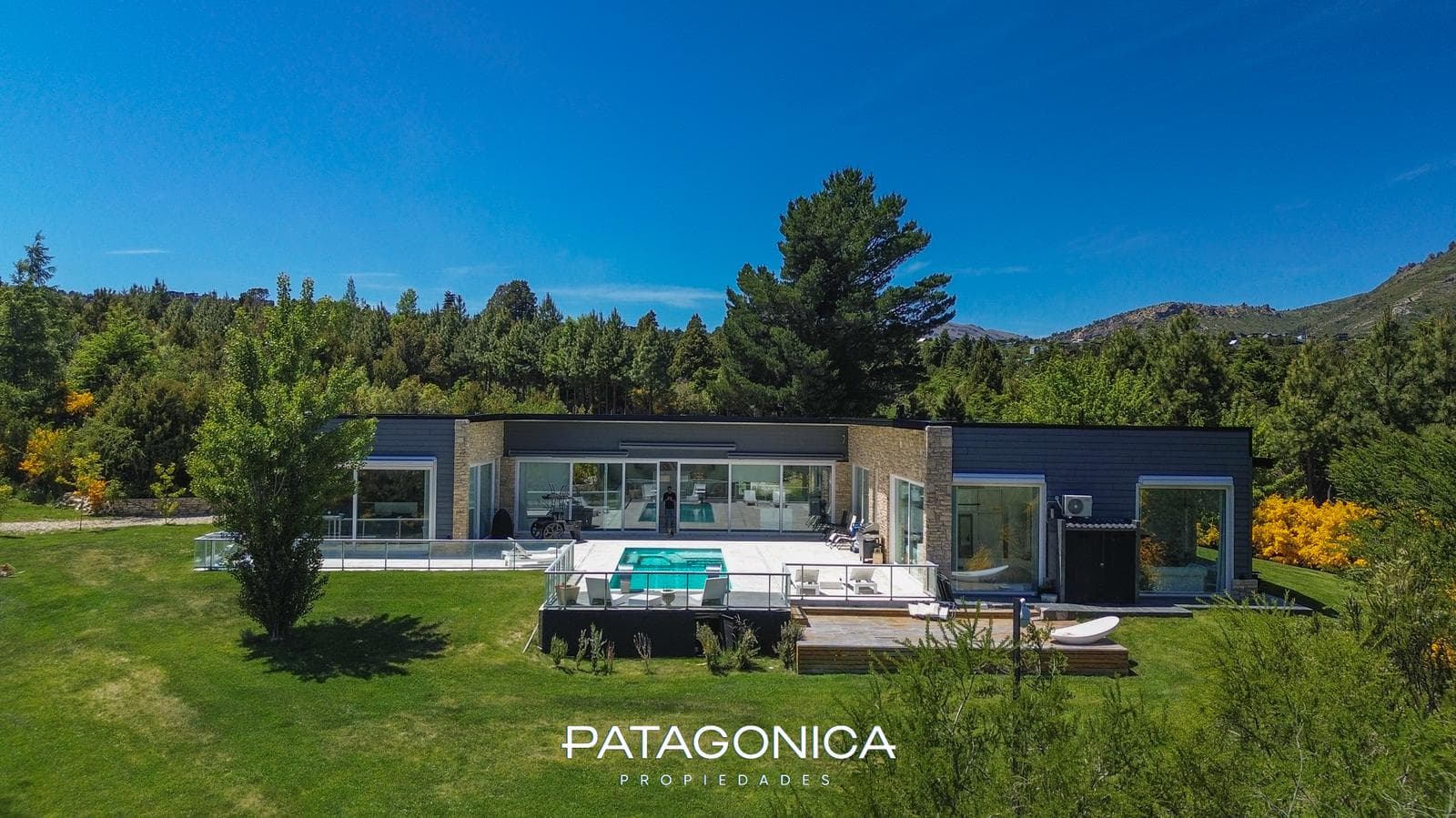 FOR SALE: Modern house, 372 m² on a 2,500 m² lot in Arelauquen, Bariloche