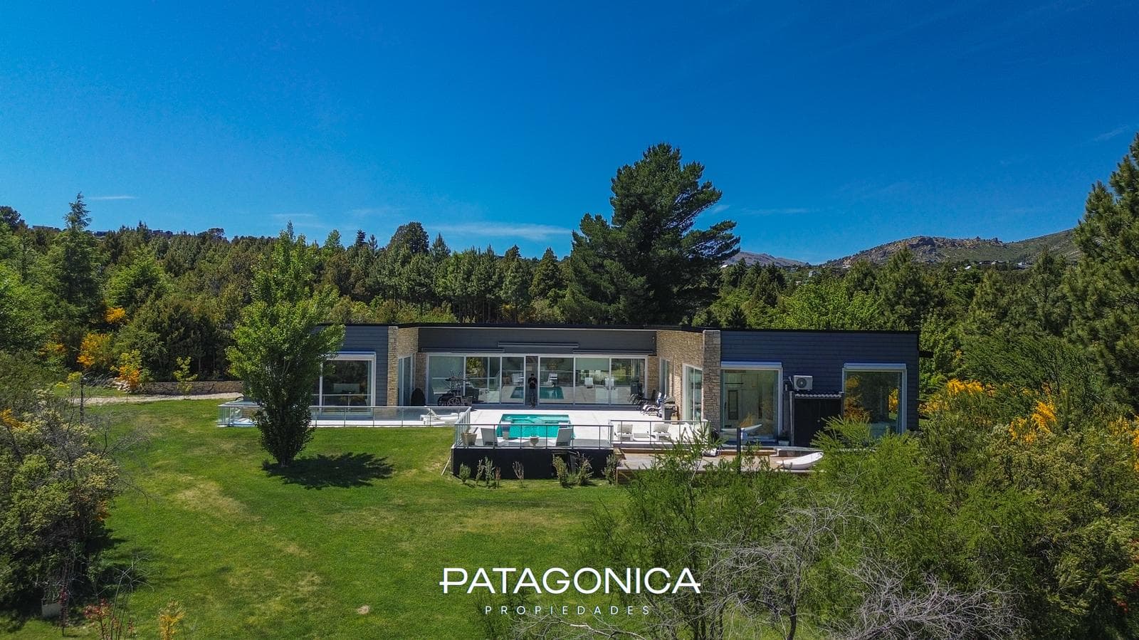 FOR SALE: Modern house, 372 m² on a 2,500 m² lot in Arelauquen, Bariloche
