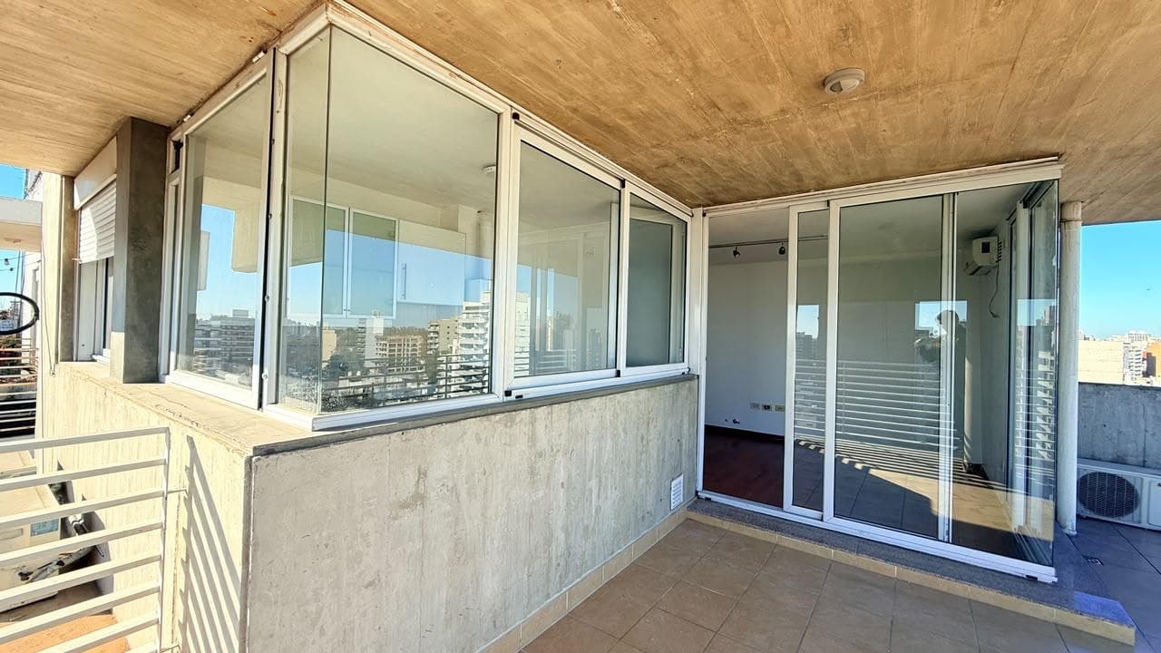 Two-Bedroom Apartment for Sale: Front-Facing, Balcony, Amenities. Echesortu