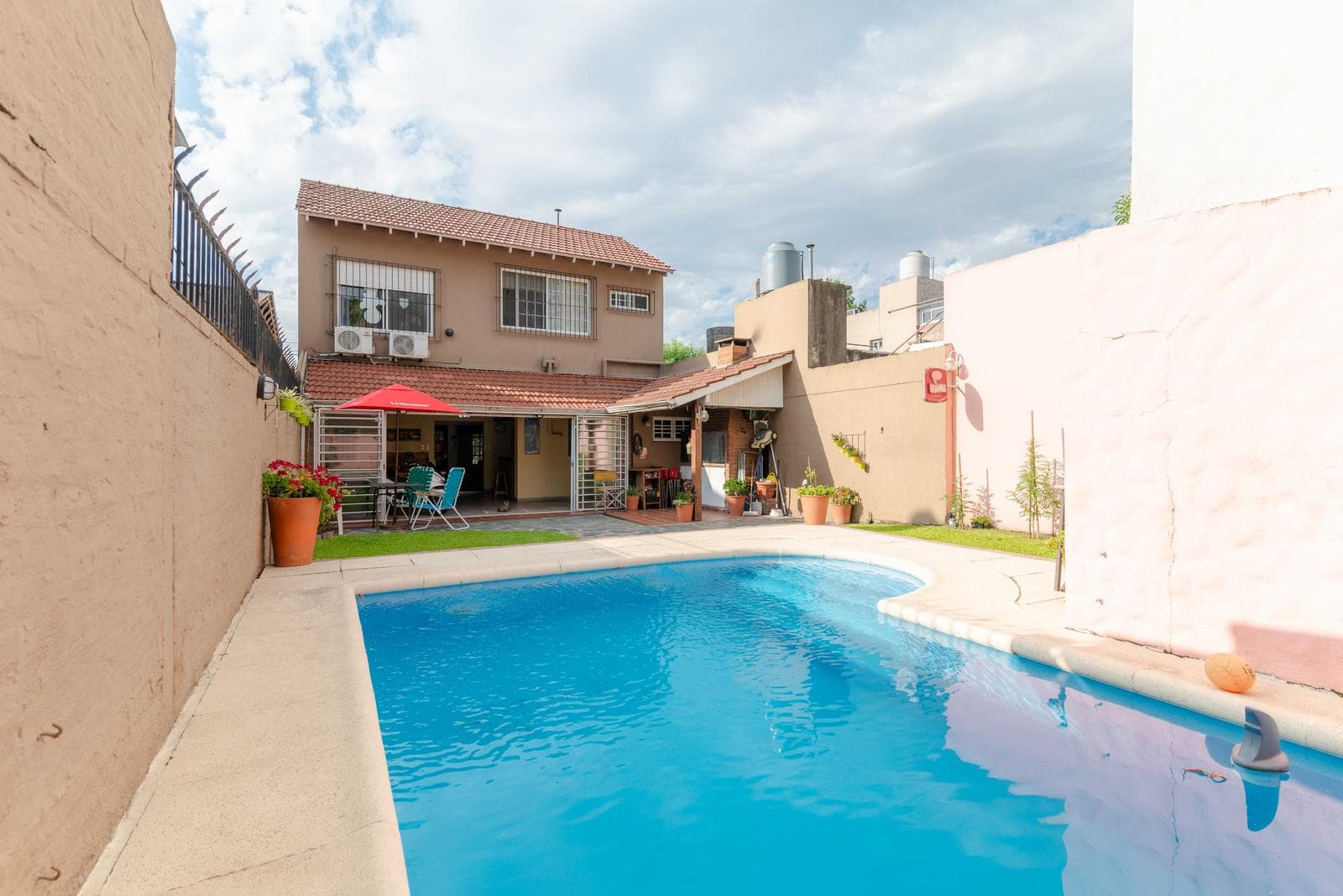 4-room house with a pool and garage for sale in Temperley