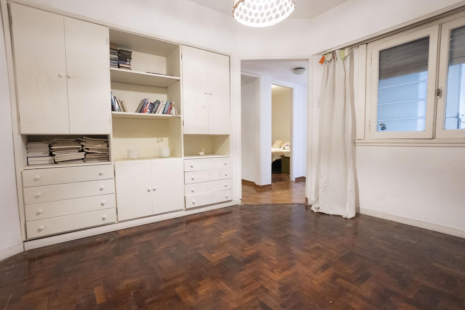 FOR SALE: 2-BEDROOM APARTMENT WITH PATIO IN WEST LANÚS, TWO BLOCKS FROM THE STATION
