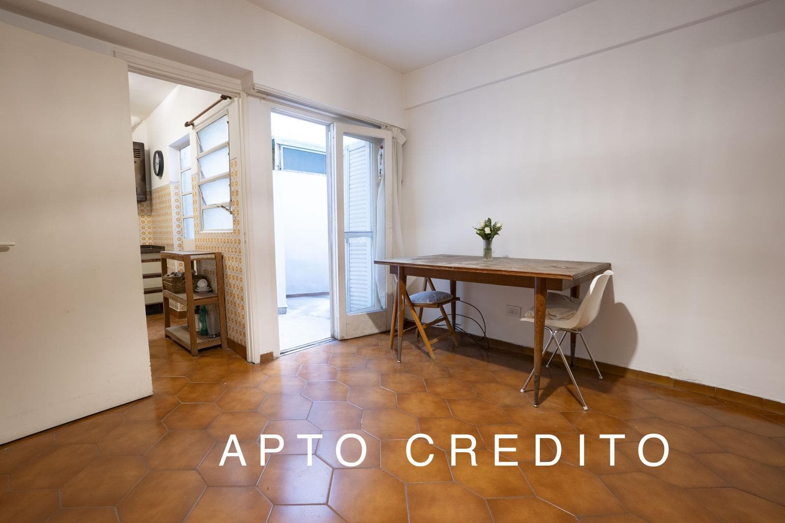 FOR SALE: 2-BEDROOM APARTMENT WITH PATIO IN WEST LANÚS, TWO BLOCKS FROM THE STATION