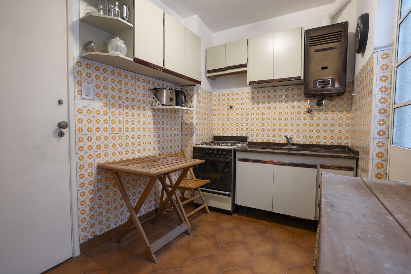 FOR SALE: 2-BEDROOM APARTMENT WITH PATIO IN WEST LANÚS, TWO BLOCKS FROM THE STATION