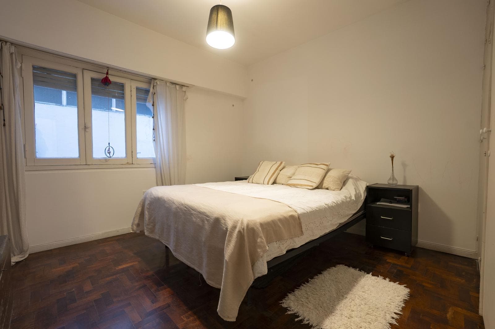 FOR SALE: 2-BEDROOM APARTMENT WITH PATIO IN WEST LANÚS, TWO BLOCKS FROM THE STATION