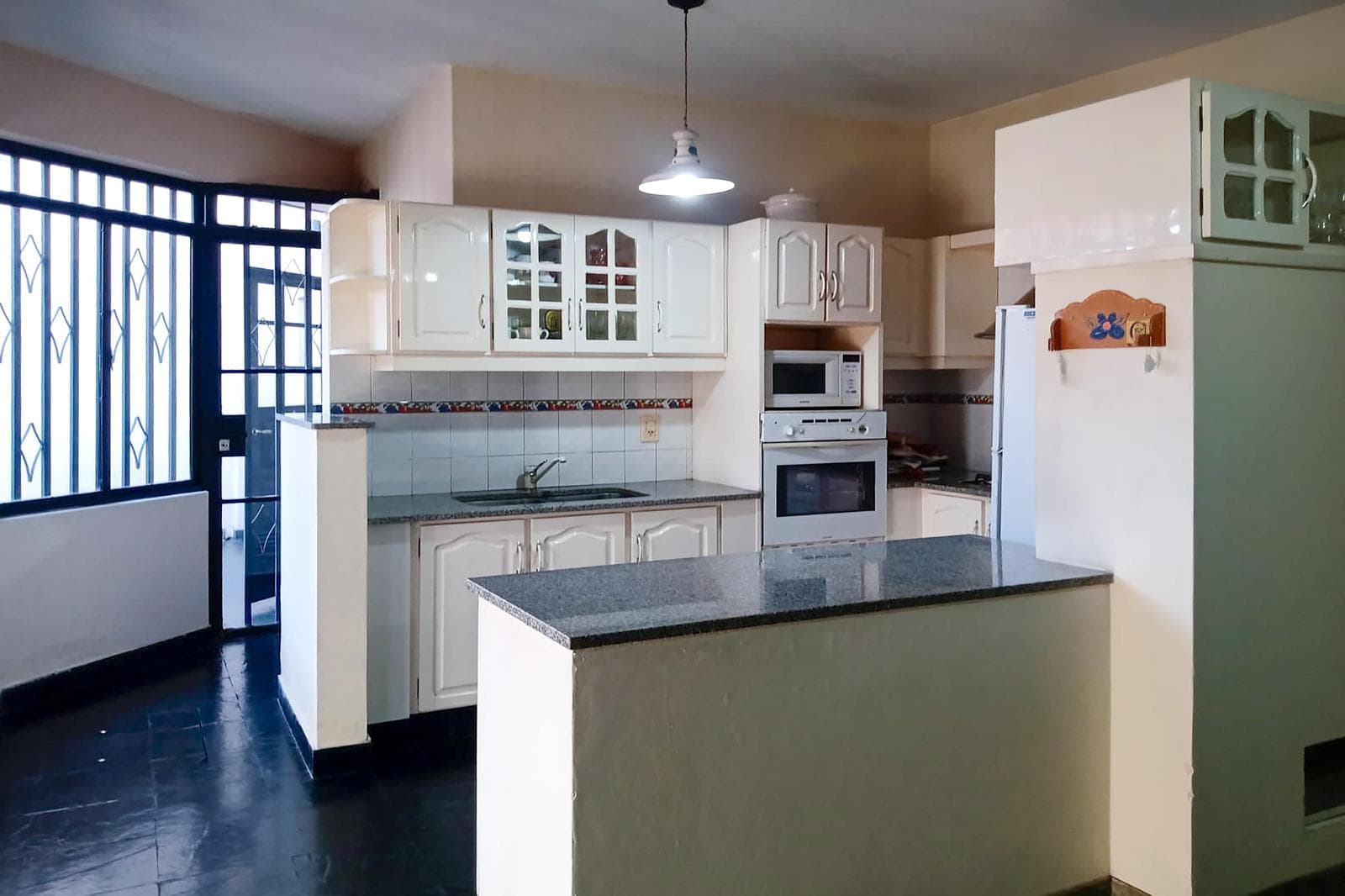 FOR SALE/EXCHANGE - 3-bedroom house with garage and commercial space. Bella Vista, Rosario.