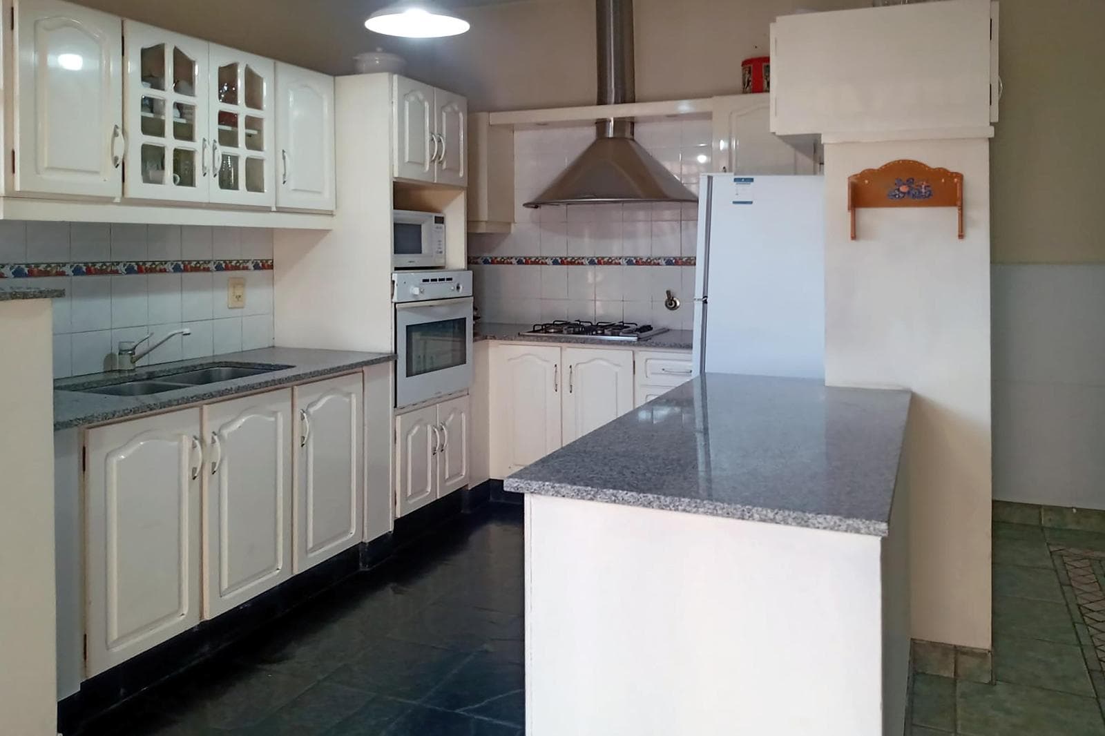 FOR SALE/EXCHANGE - 3-bedroom house with garage and commercial space. Bella Vista, Rosario.