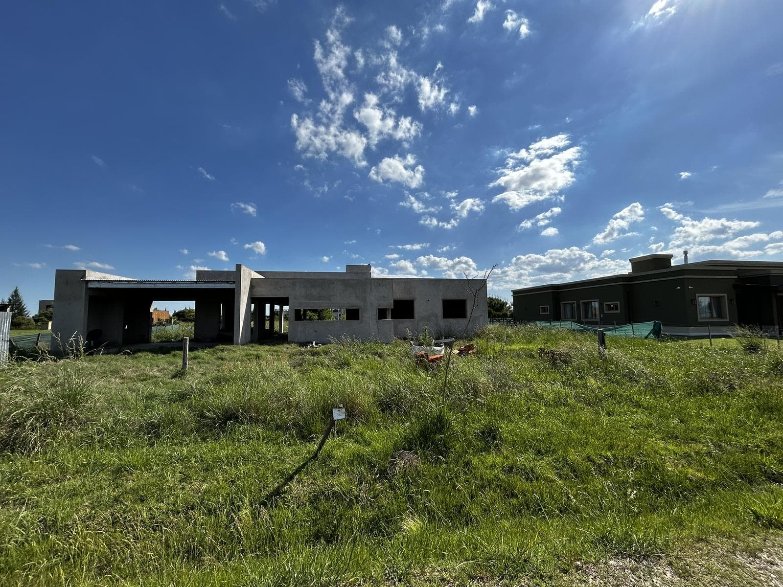 VENTA CASA A TERMINAR BRANDSEN CLUB DE CAMPO CON SPA TERMAL