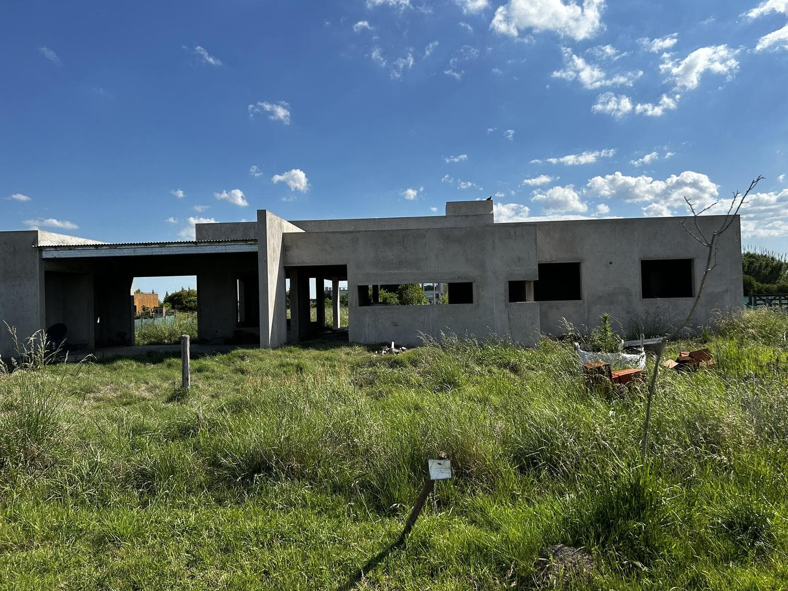 VENTA CASA A TERMINAR BRANDSEN CLUB DE CAMPO CON SPA TERMAL