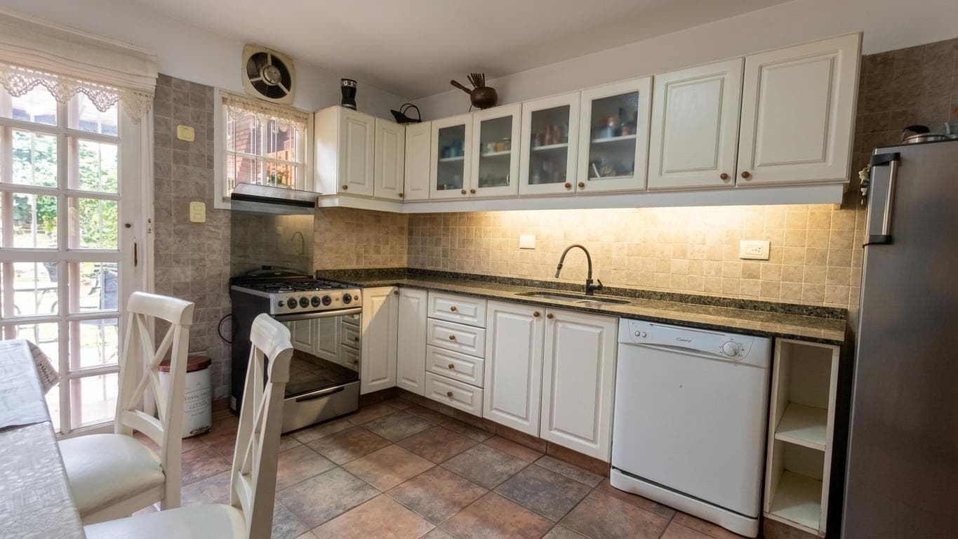 4-Room Triplex for Sale in Ciudad Jardín—Studio, Playroom—A GREAT OPPORTUNITY