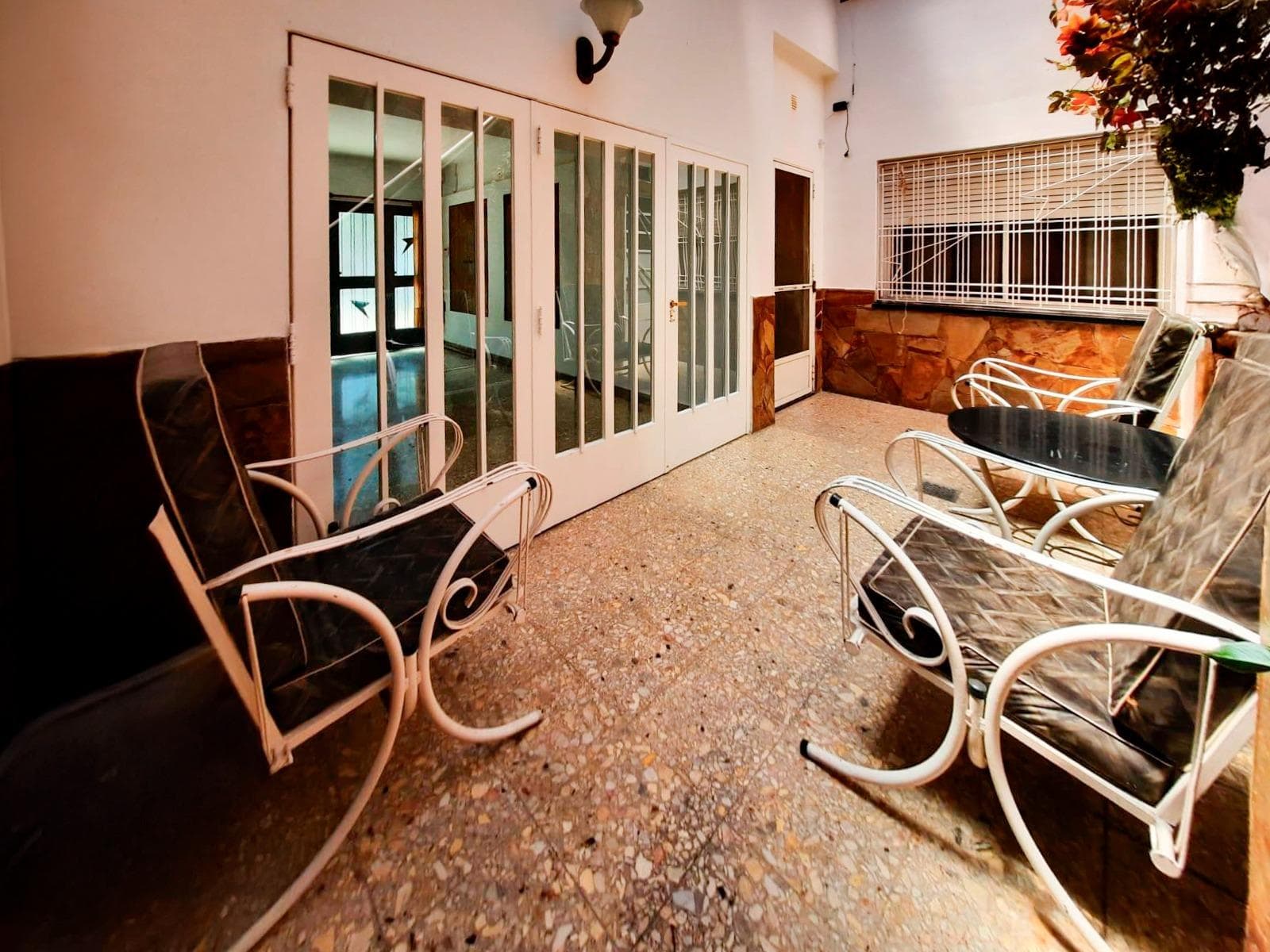 FOR SALE - 3-bedroom house with a garage, outdoor kitchen, and barbecue area. Ludueña, Rosario.