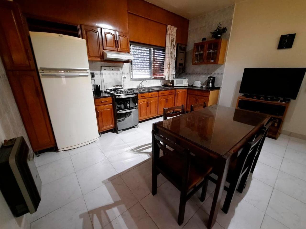 FOR SALE - 3-bedroom house with a garage, outdoor kitchen, and barbecue area. Ludueña, Rosario.