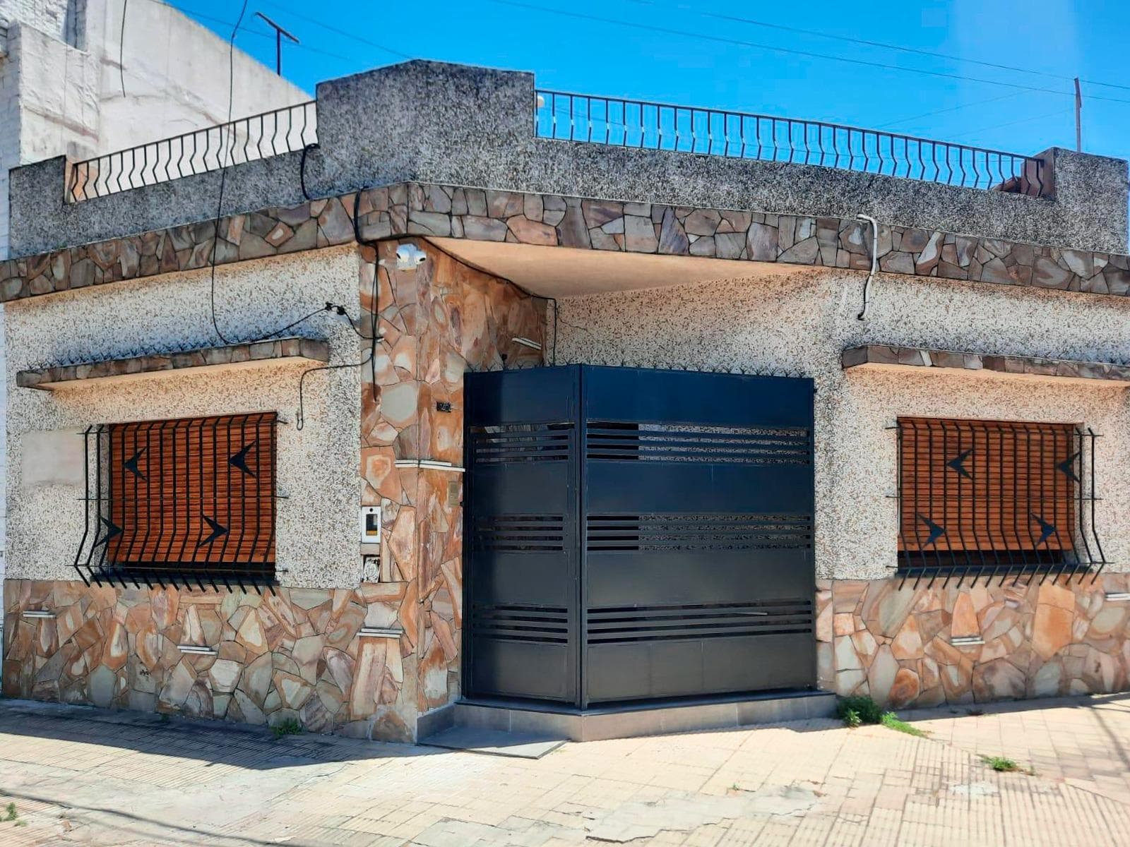 FOR SALE - 3-bedroom house with a garage, outdoor kitchen, and barbecue area. Ludueña, Rosario.